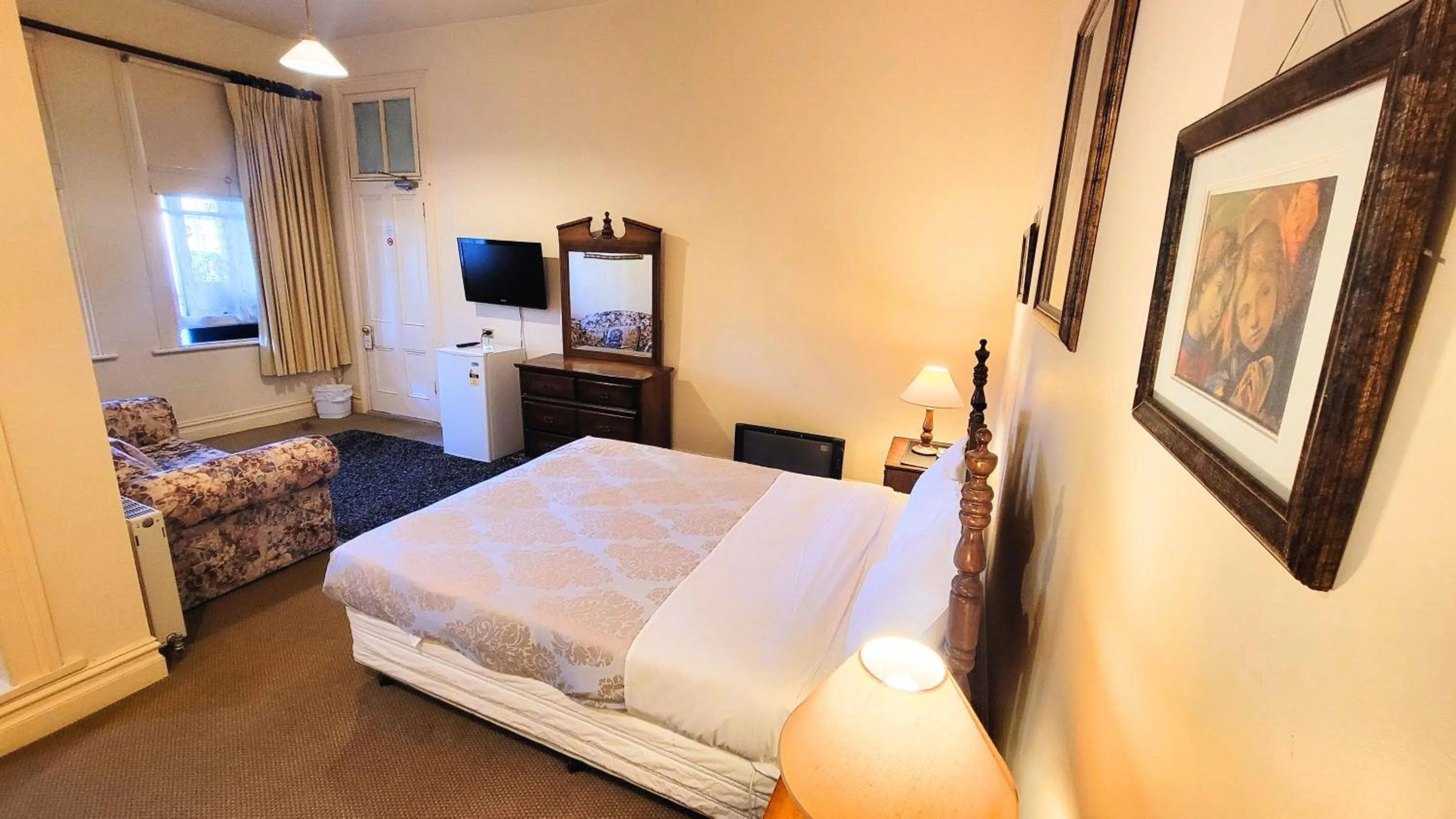 Photo of the whole room, Bed in Leura House