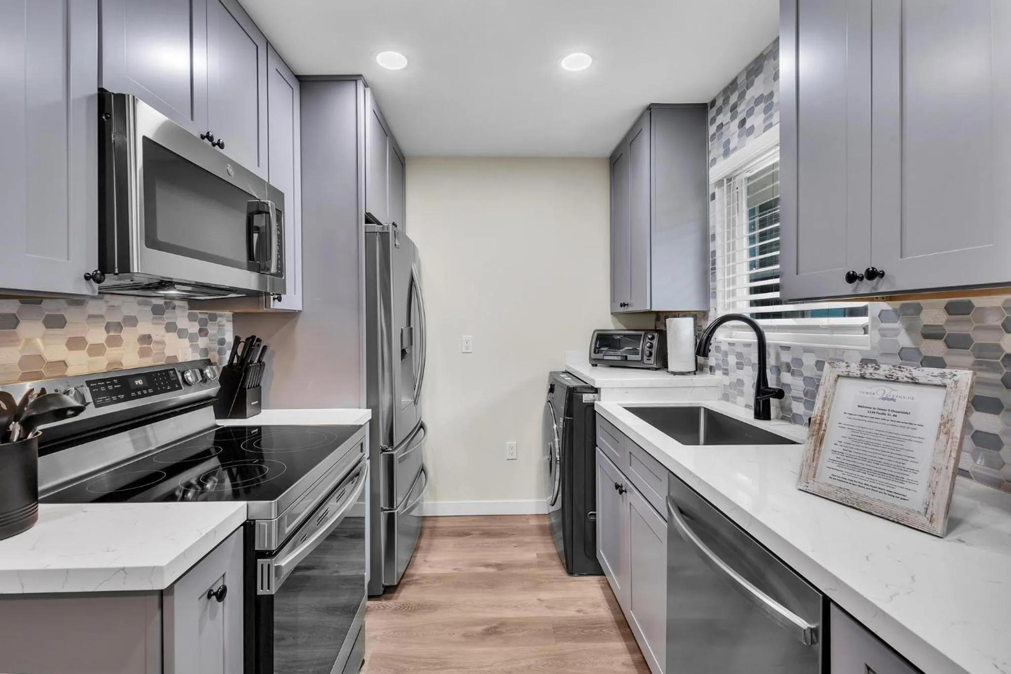 Kitchen or kitchenette in Tower 9 #4