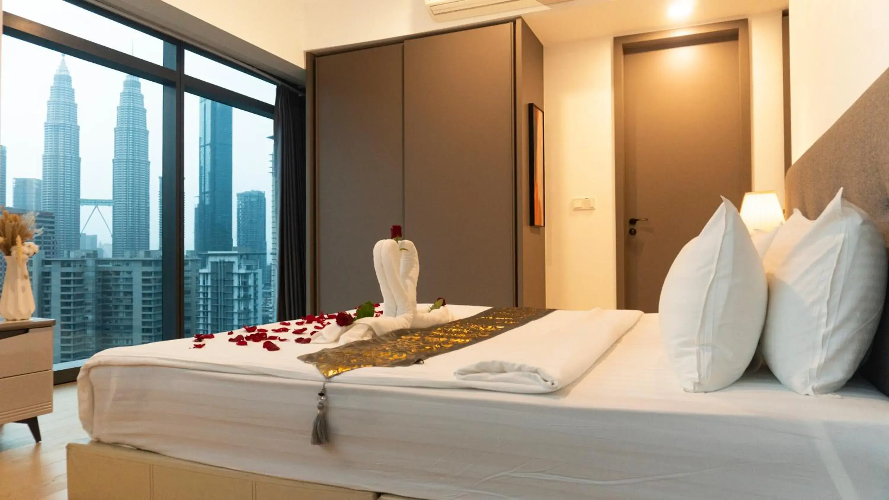 Diamond Two Bedrooms Apartment - Petronas Twin Towers View in MOONWAY SUITES At EATON KLCC Diamond Two Bedrooms Apartment - Petronas Twin Towers View in MOONWAY SUITES At EATON KLCC