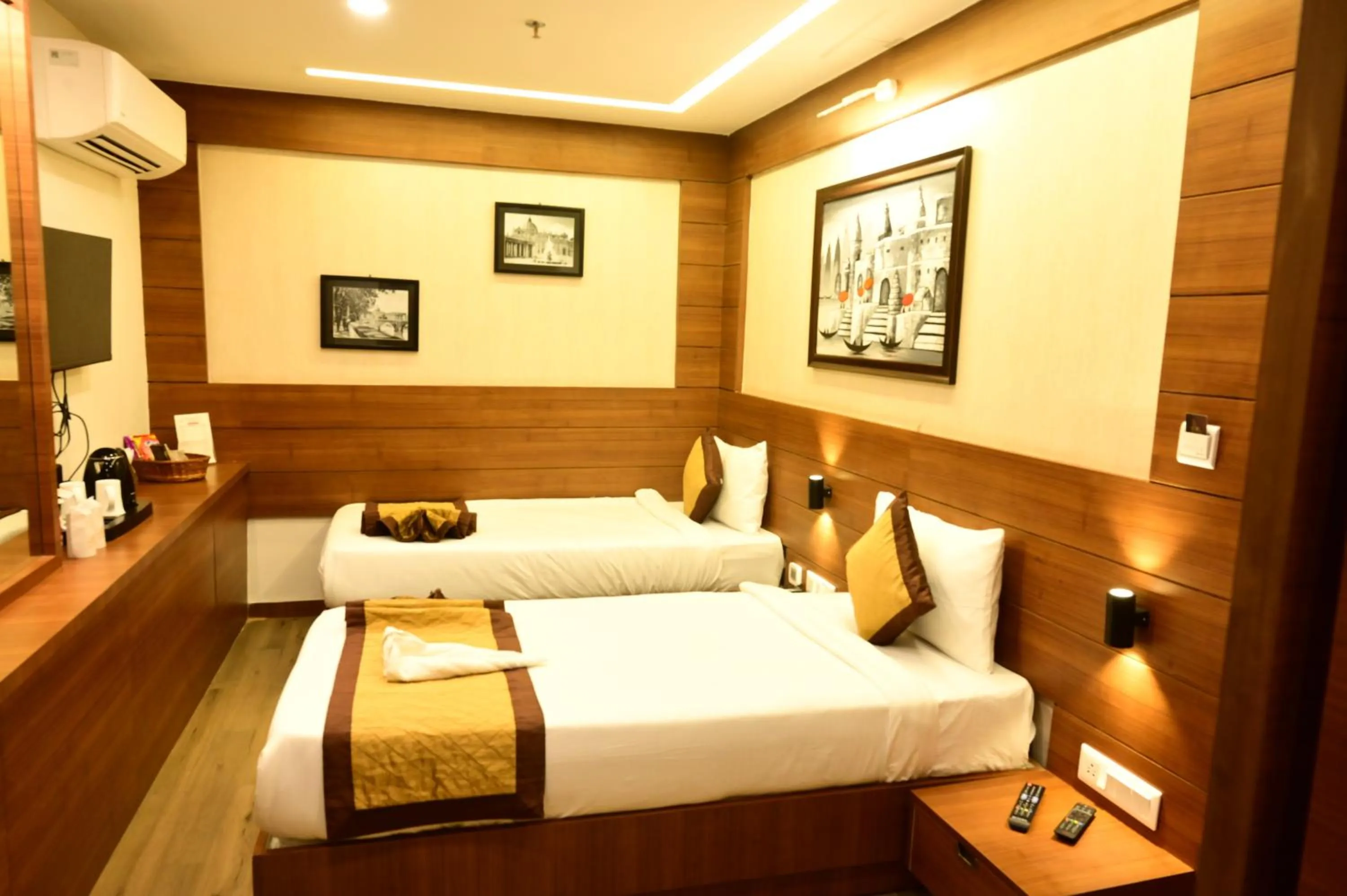 Bed in HOTEL SILKHOUSE PREMIER