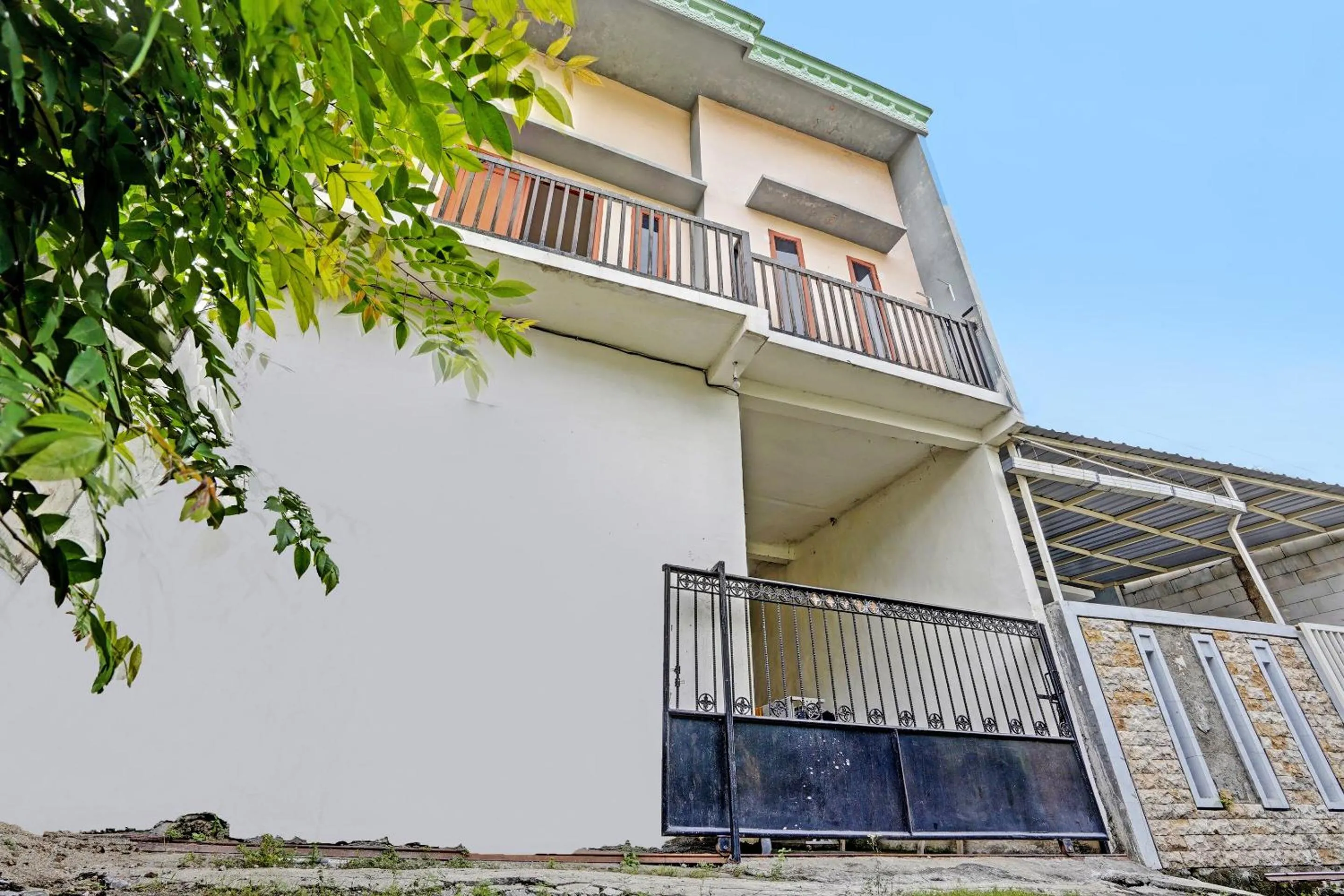 Property building in OYO LIFE 92077 Tarlo Guest House 3