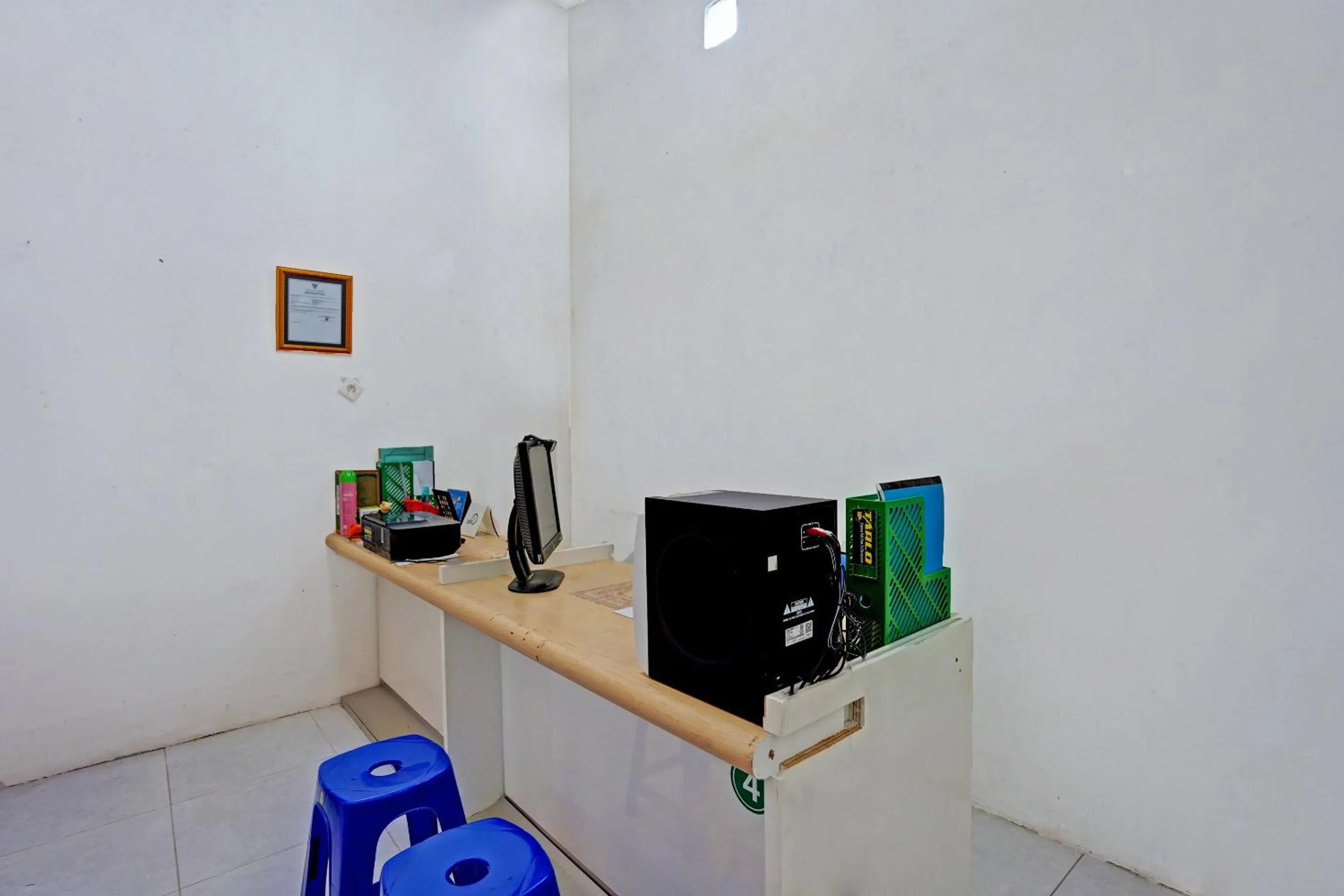 Lobby or reception in OYO LIFE 92077 Tarlo Guest House 3