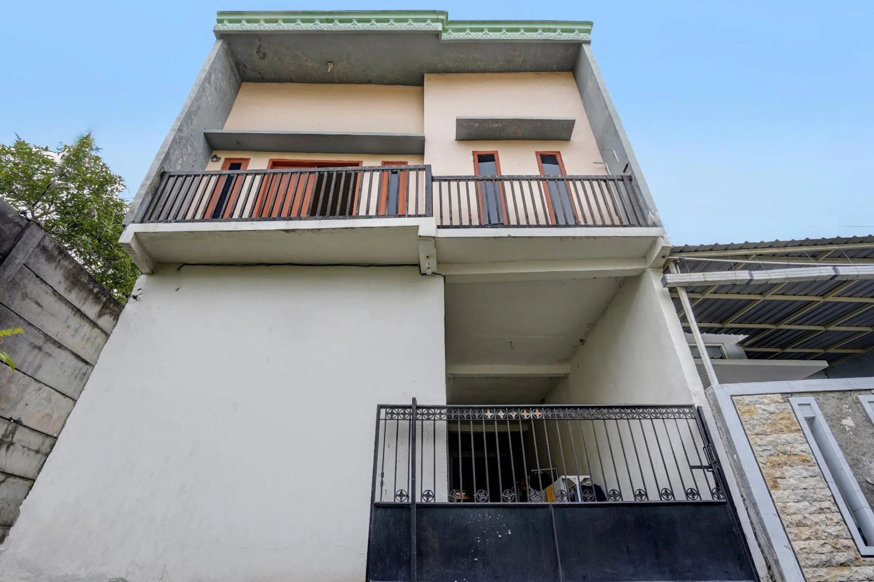 Facade/entrance in OYO LIFE 92077 Tarlo Guest House 3