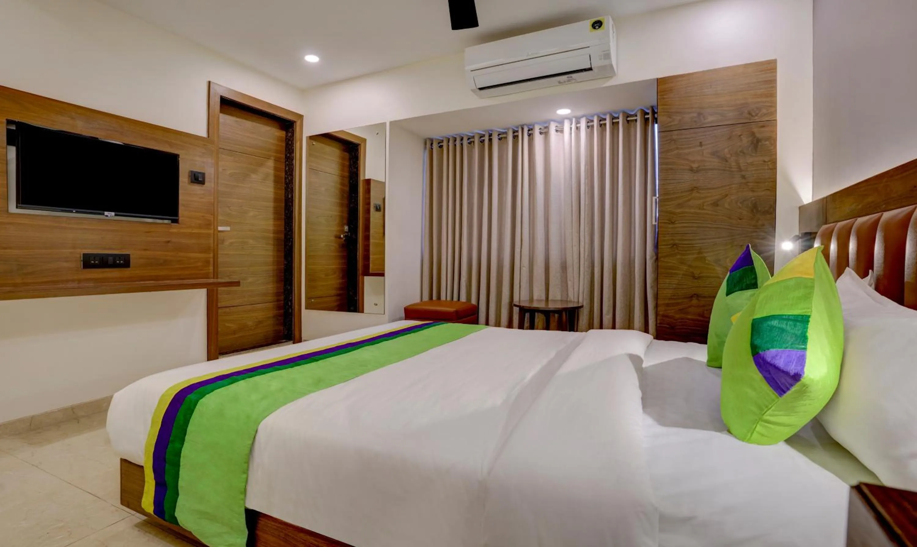 Bedroom, Bed in Treebo Castle Rock Inn