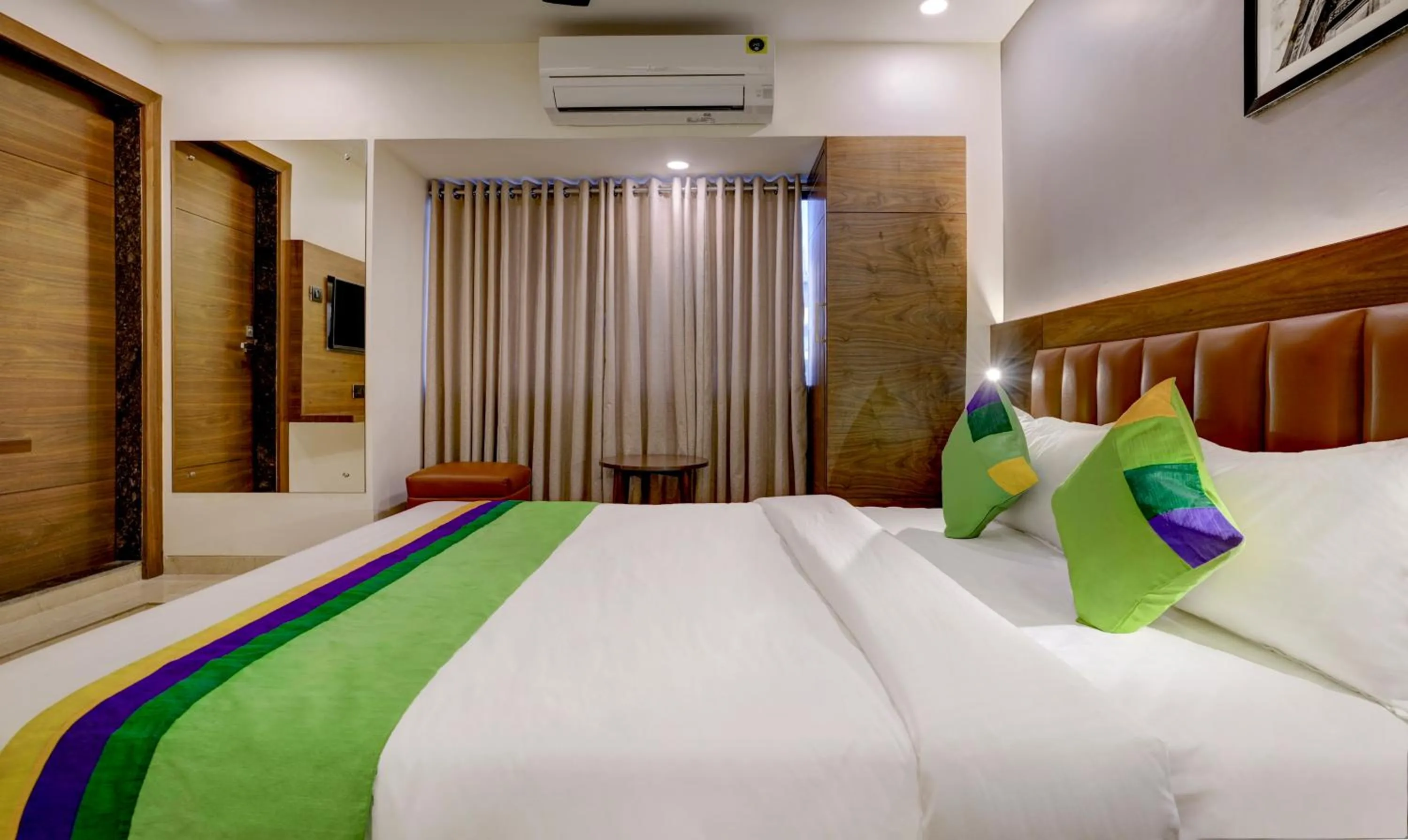 Bedroom, Bed in Treebo Castle Rock Inn