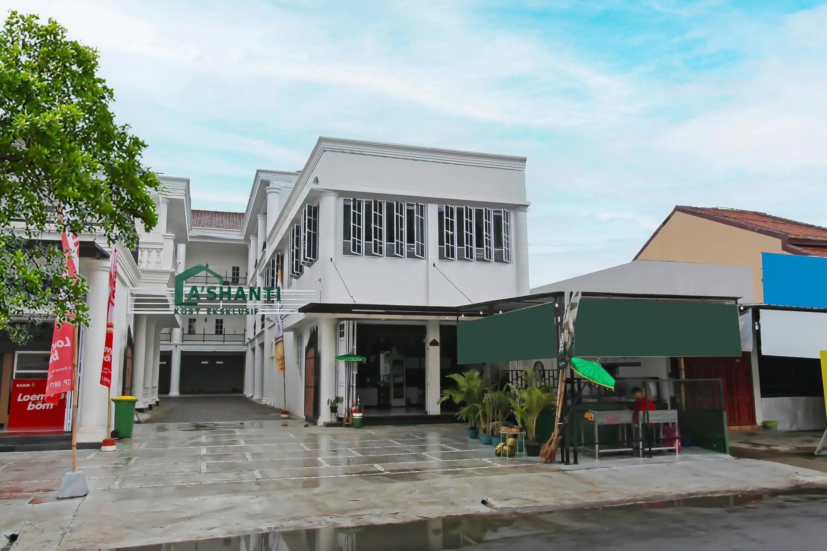 Facade/entrance in Capital O 92105 A'shanti Inn