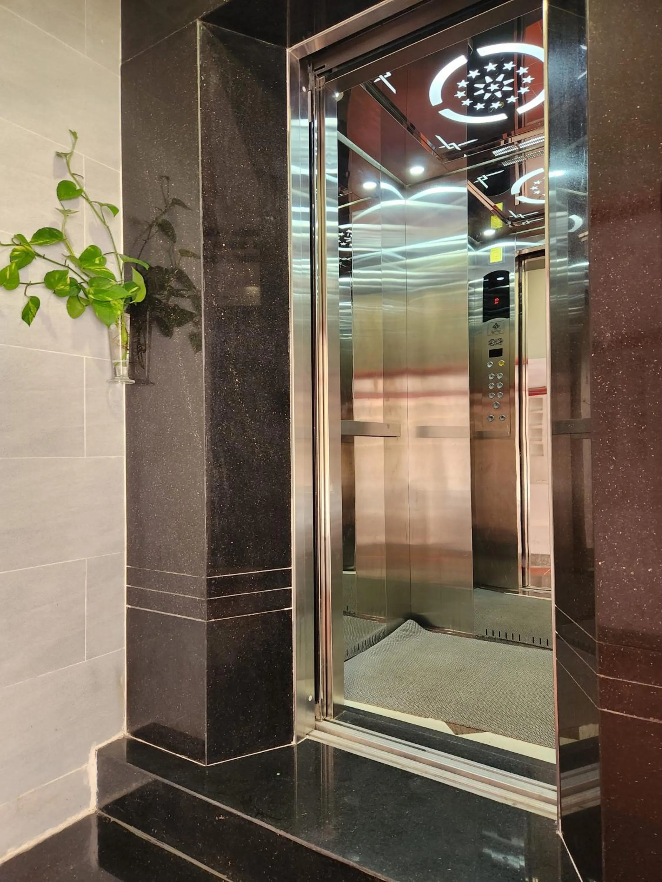 elevator in Mi Amor Luxury Island Apartment - 3 minutes to the beach