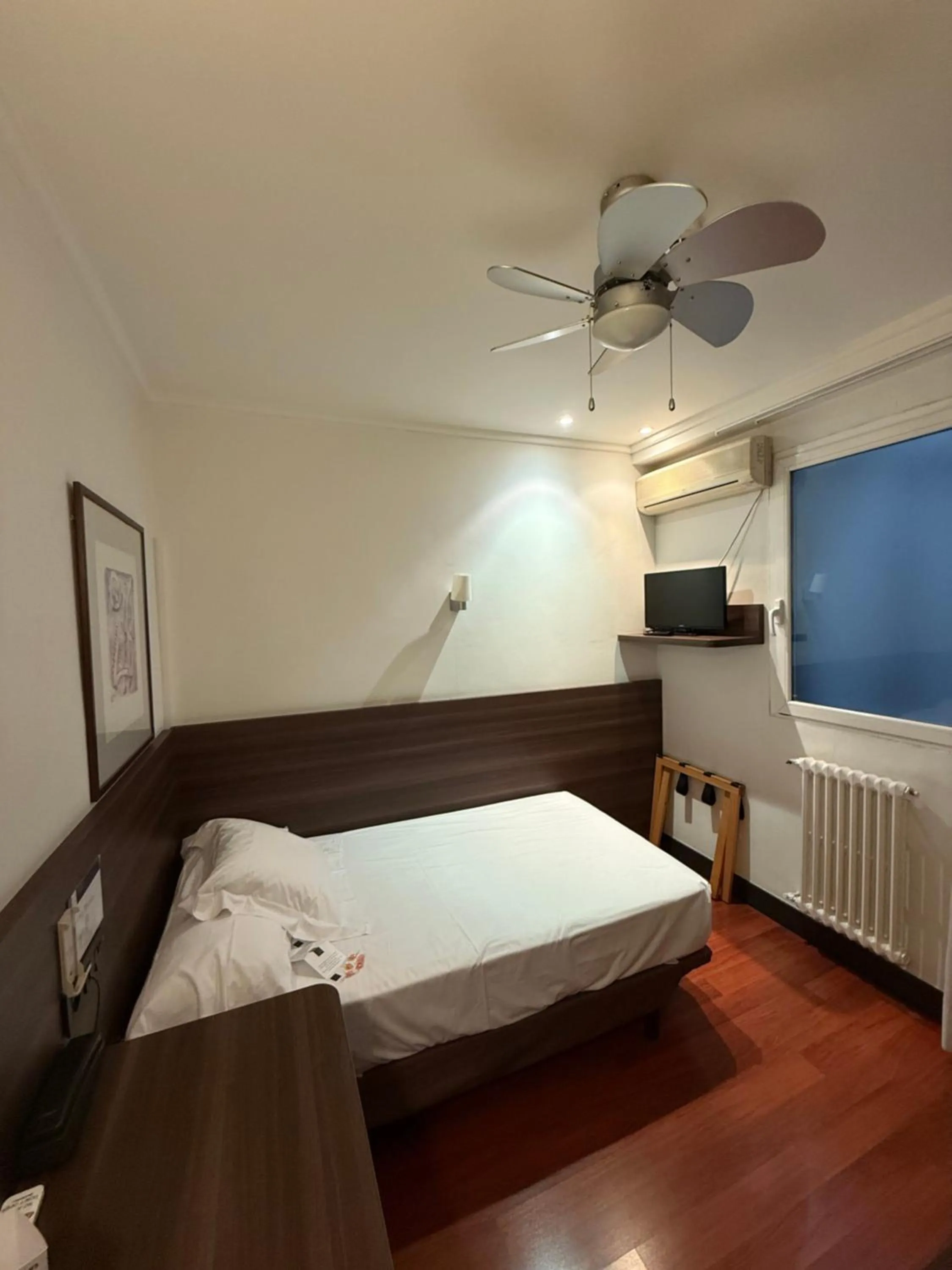 Photo of the whole room, Bed in Hotel Yoldi