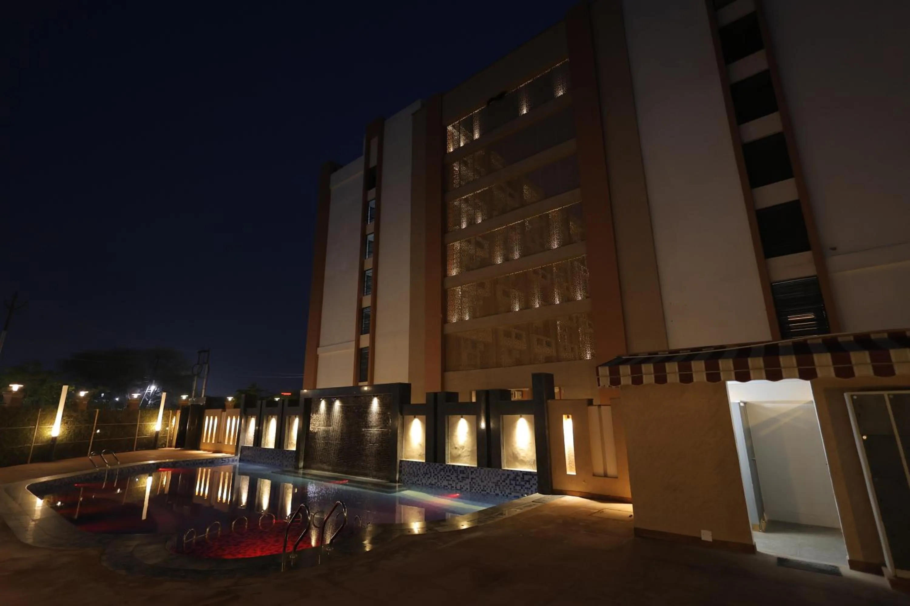 Swimming pool in Hide Away Studios