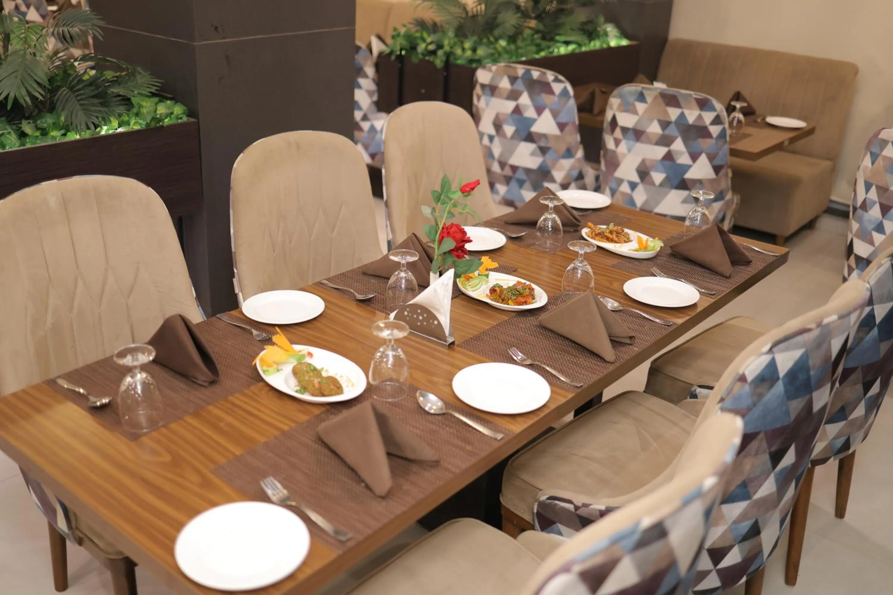 Restaurant/places to eat in Hide Away Studios