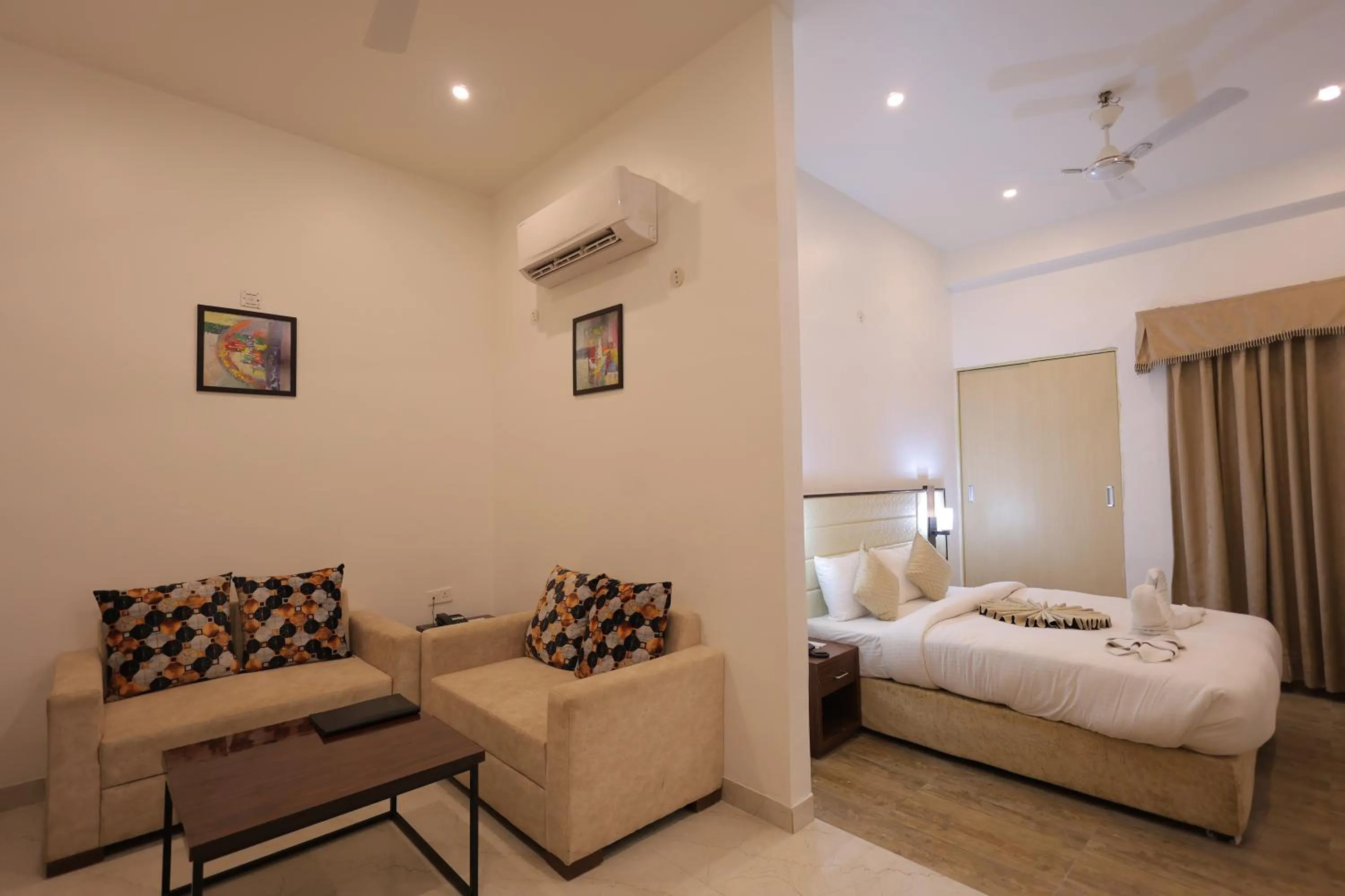 Photo of the whole room, Bed in Hide Away Studios