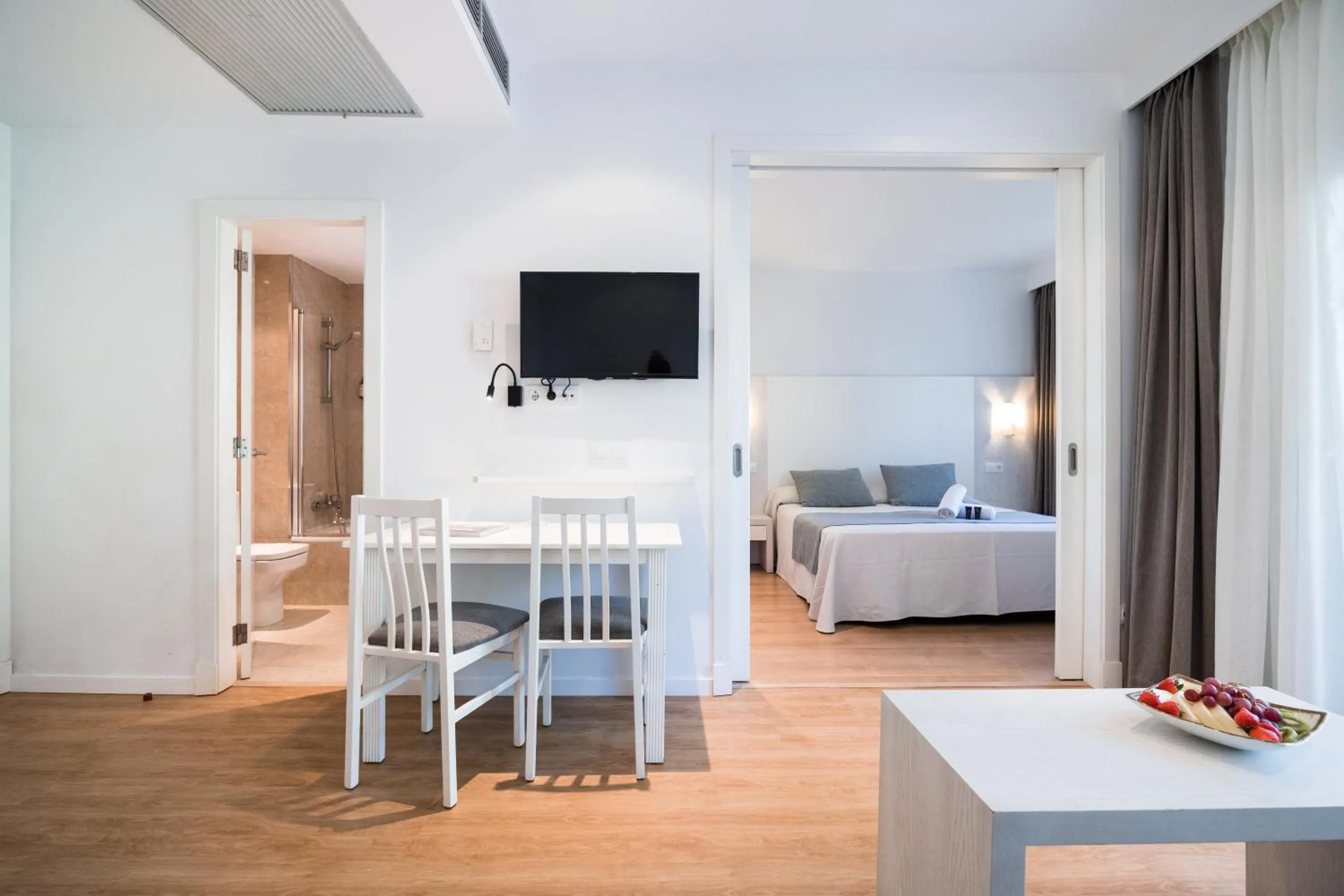 Photo of the whole room, Bed in Sagitario Princesa Playa