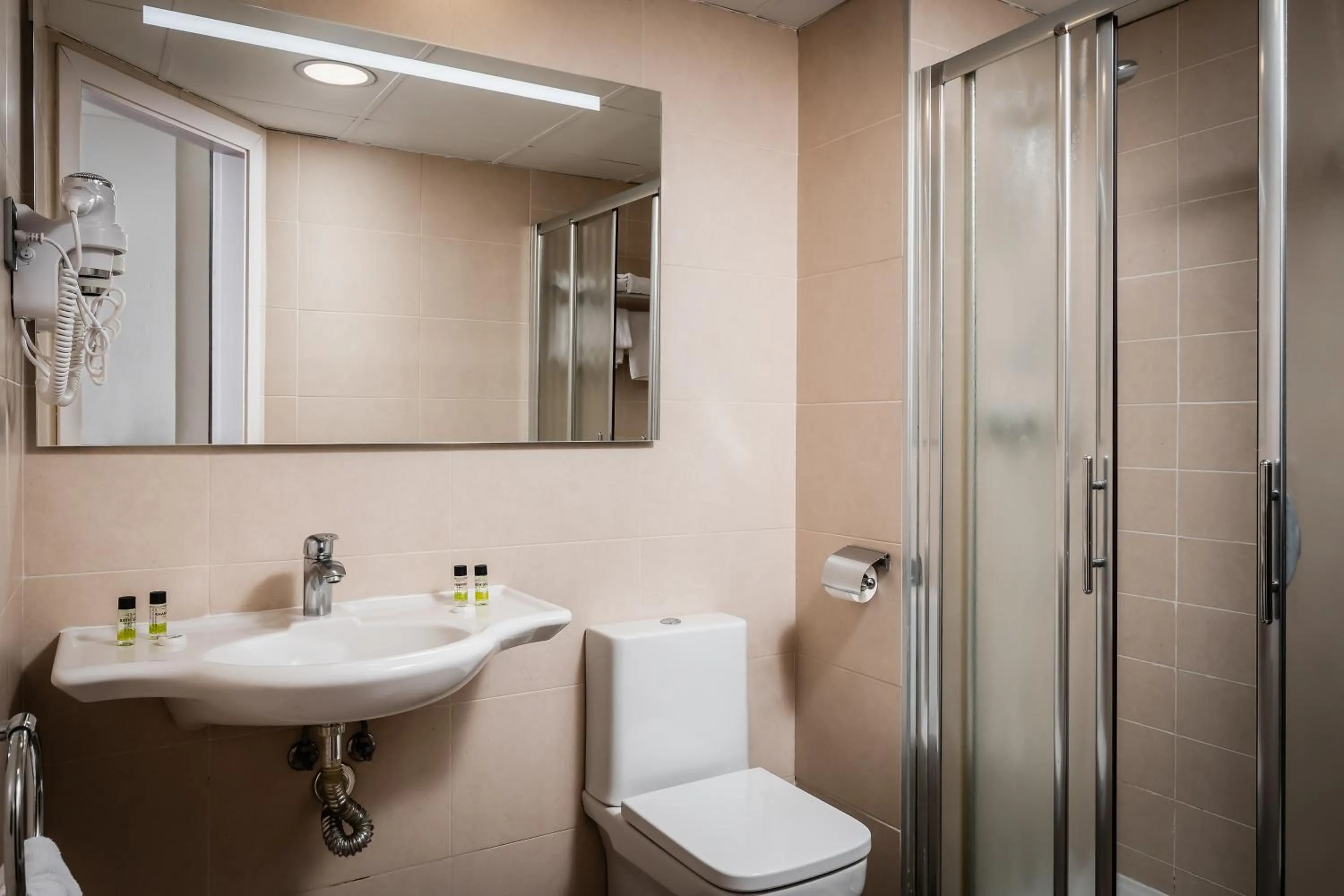 Shower in Hotel HC*** Mollet Barcelona