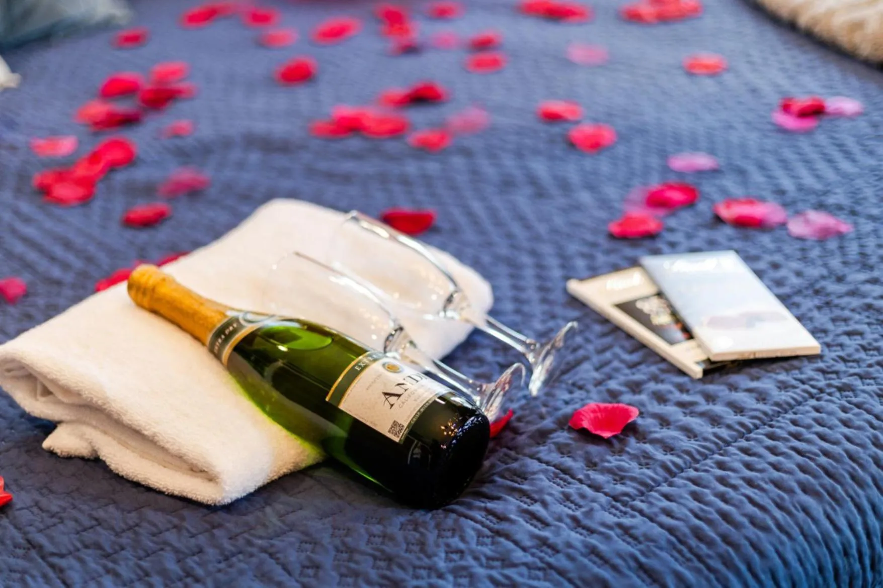 Food and drinks in Romantic Cabin Retreat By Ghosal Luxury Lodging