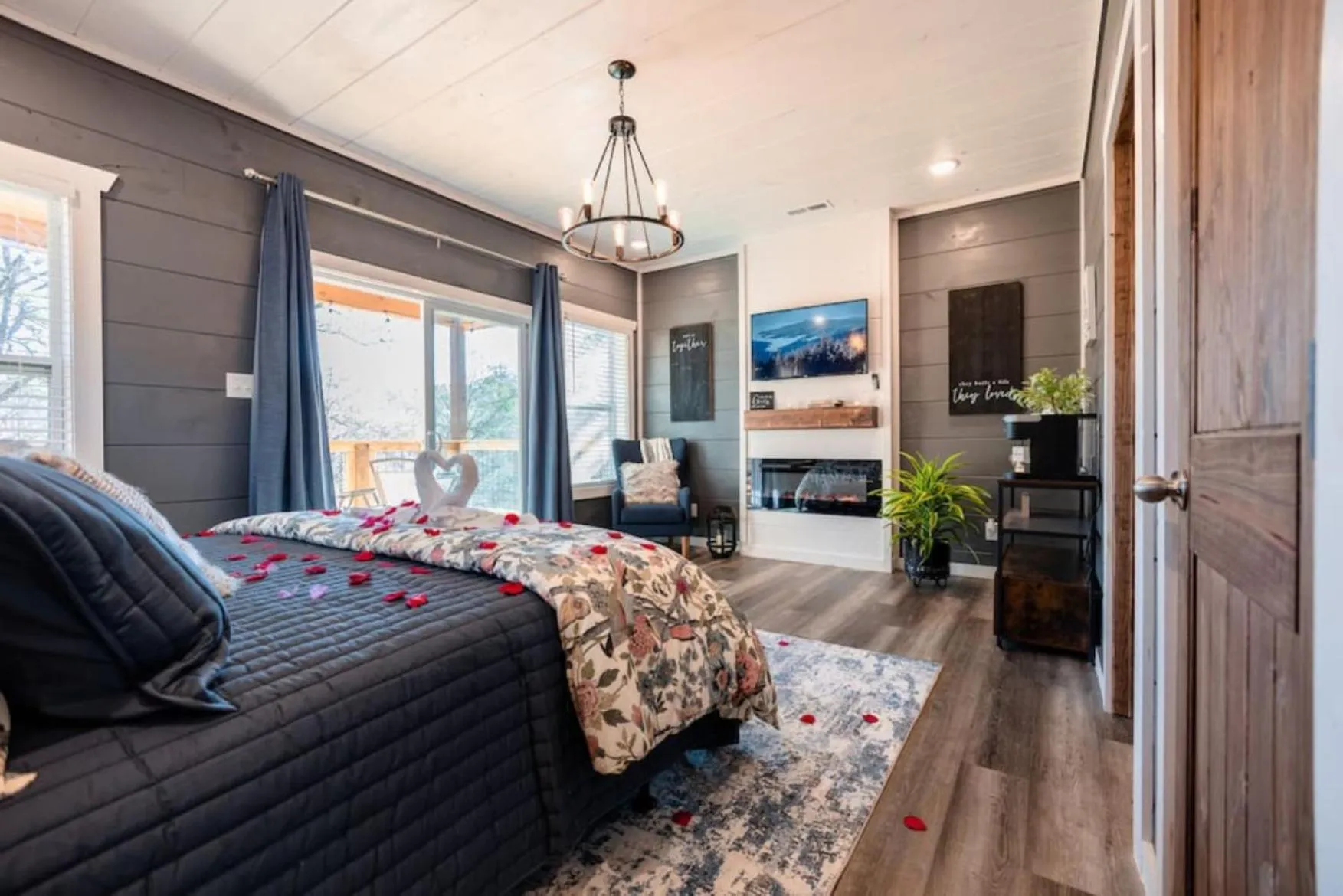 Communal lounge/ TV room in Romantic Cabin Retreat By Ghosal Luxury Lodging