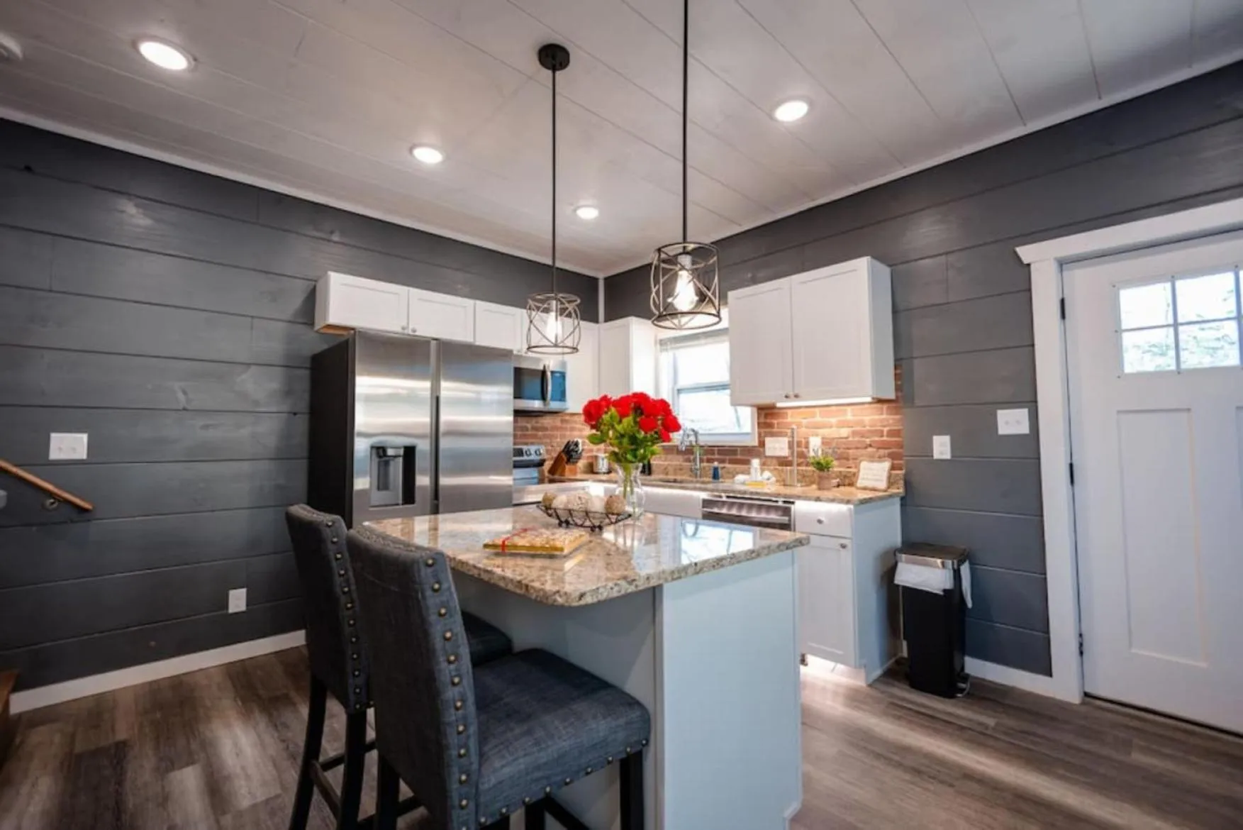 Kitchen or kitchenette in Romantic Cabin Retreat By Ghosal Luxury Lodging