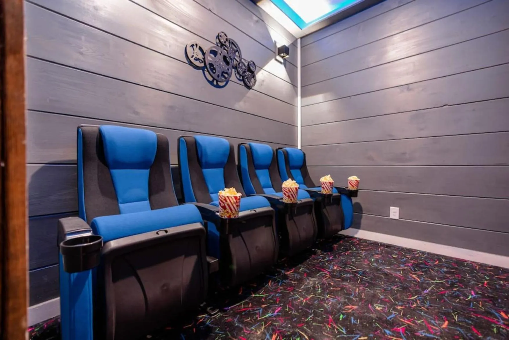 Communal lounge/ TV room in Romantic Cabin Retreat By Ghosal Luxury Lodging