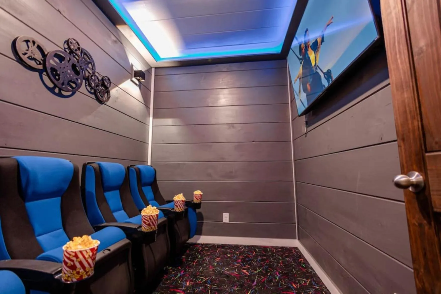 Communal lounge/ TV room in Romantic Cabin Retreat By Ghosal Luxury Lodging