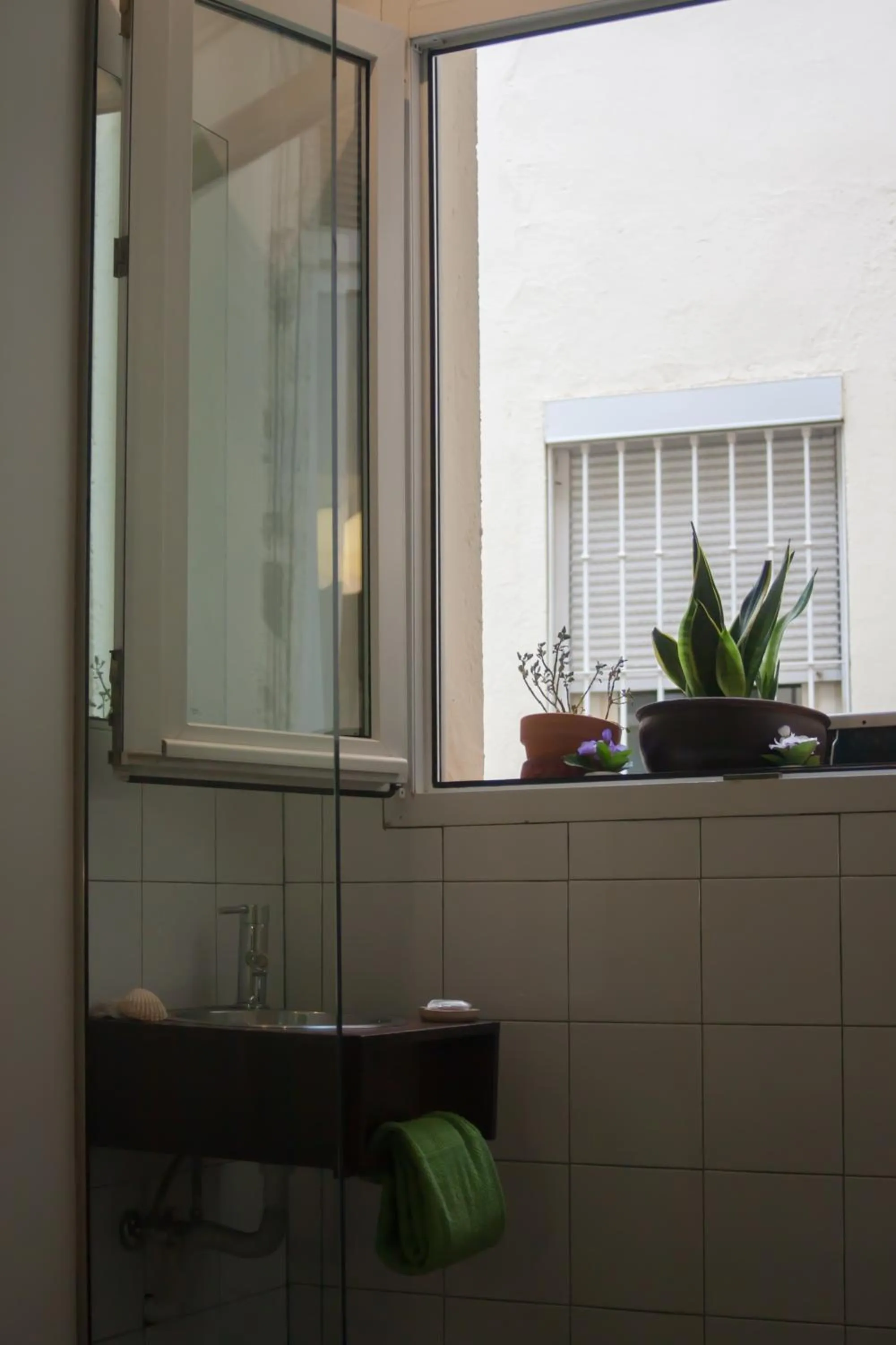 Toilet in Hostal Santa Ana Colors