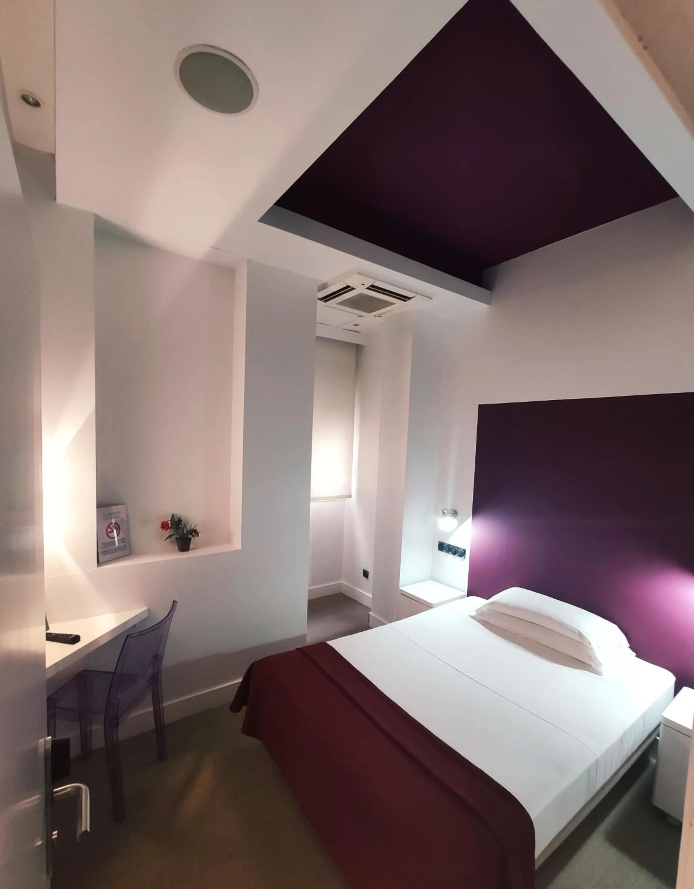 Bed in Hostal Santa Ana Colors