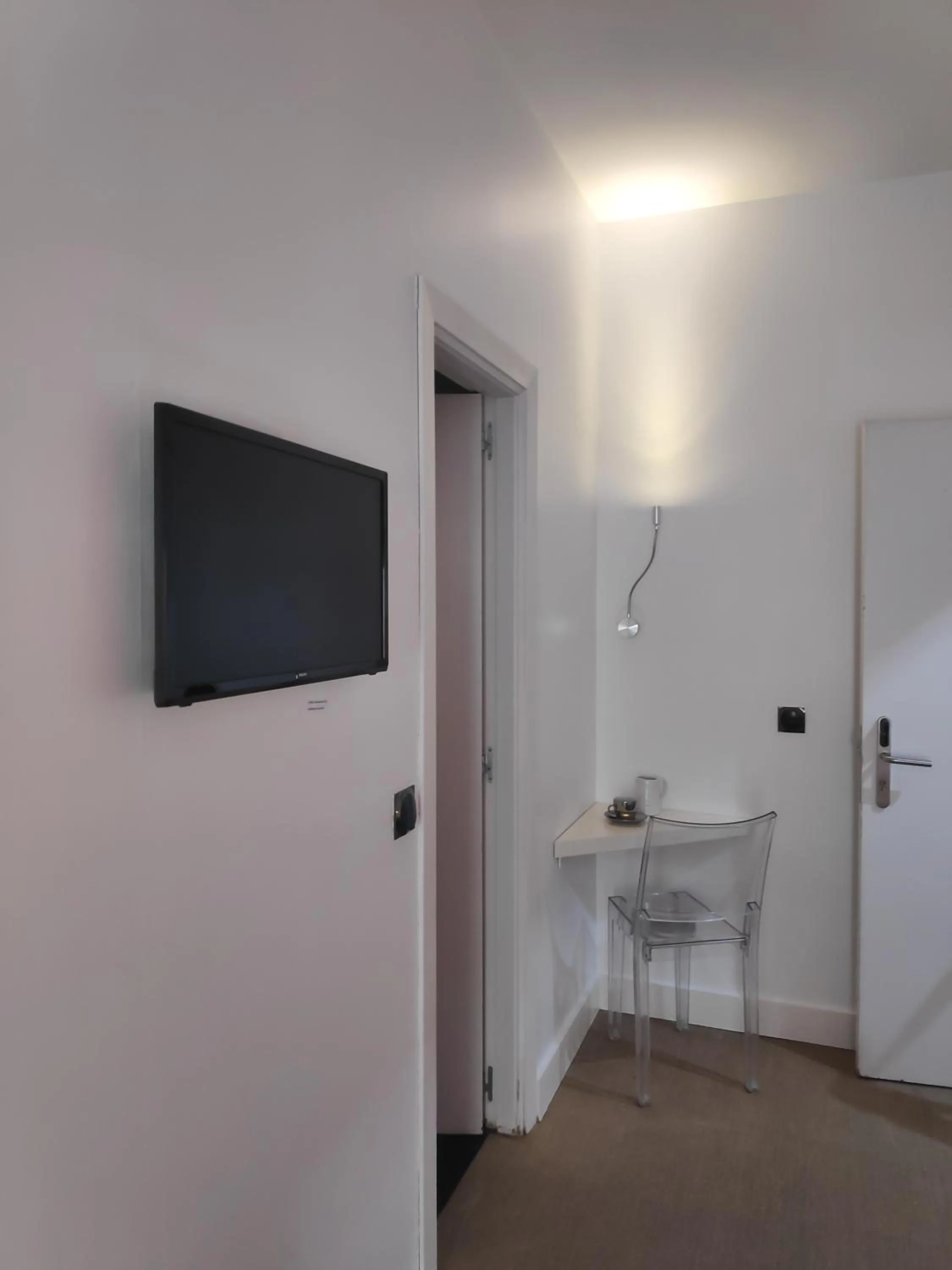 TV and multimedia in Hostal Santa Ana Colors