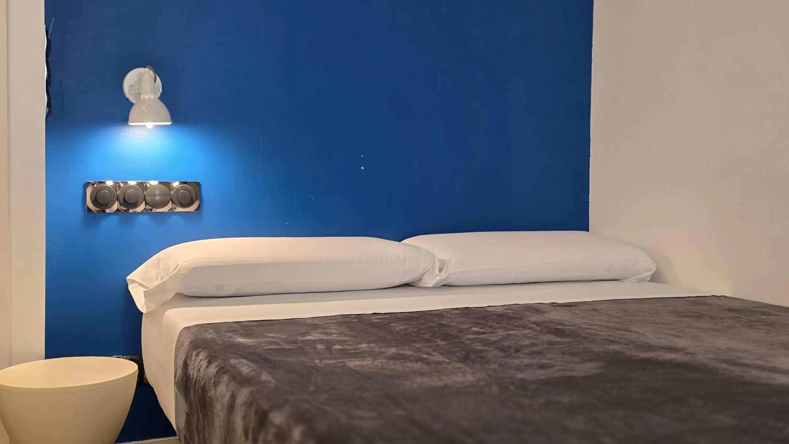 Bed in Hostal Santa Ana Colors