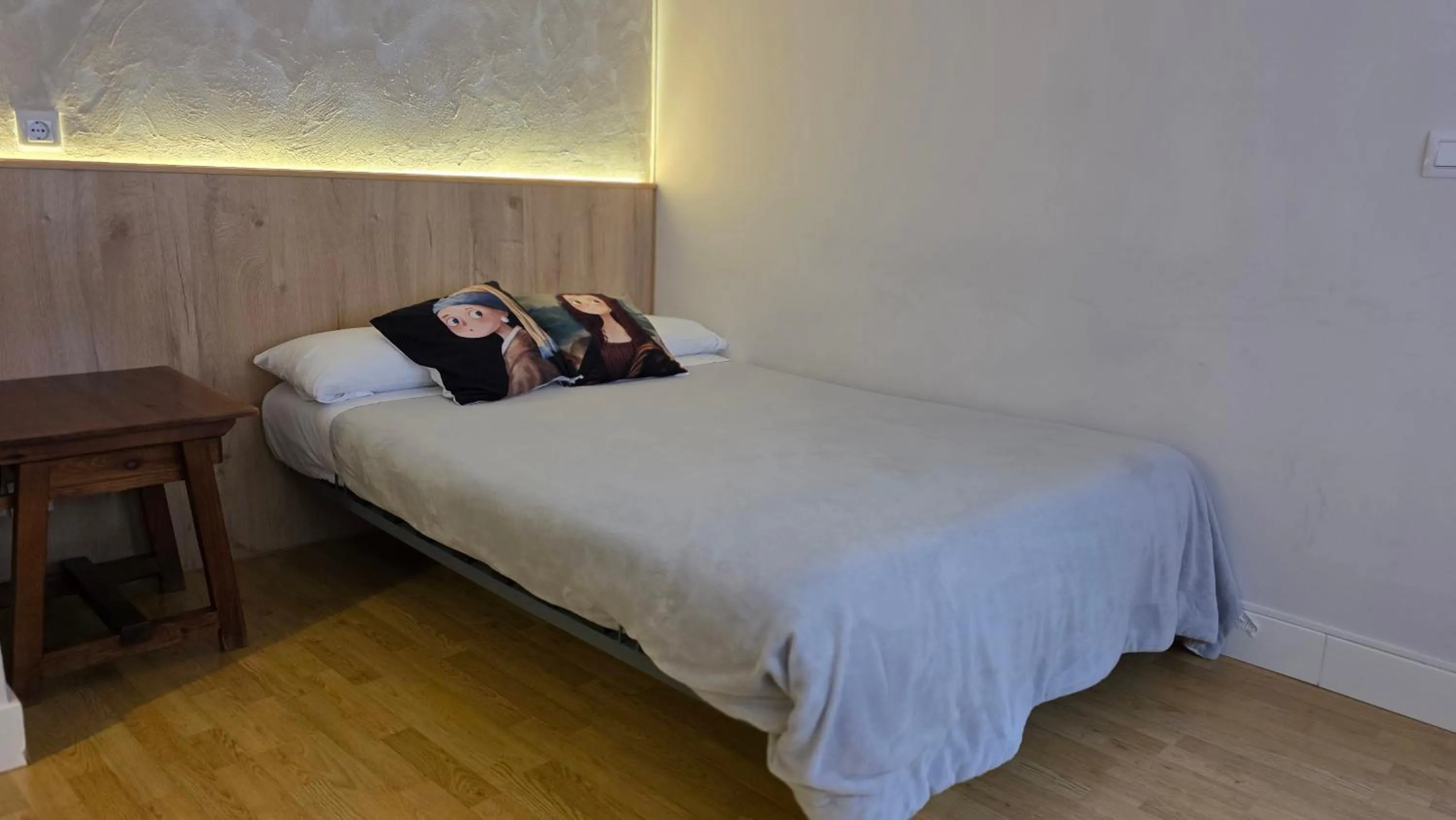 Living room, Bed in Hostal Santa Ana Colors