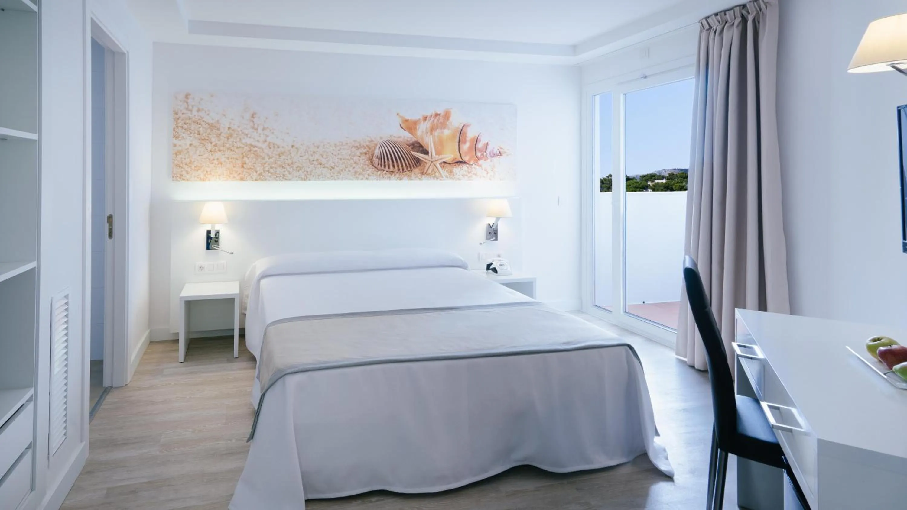 Photo of the whole room, Bed in THB Maria Isabel - Adults Only