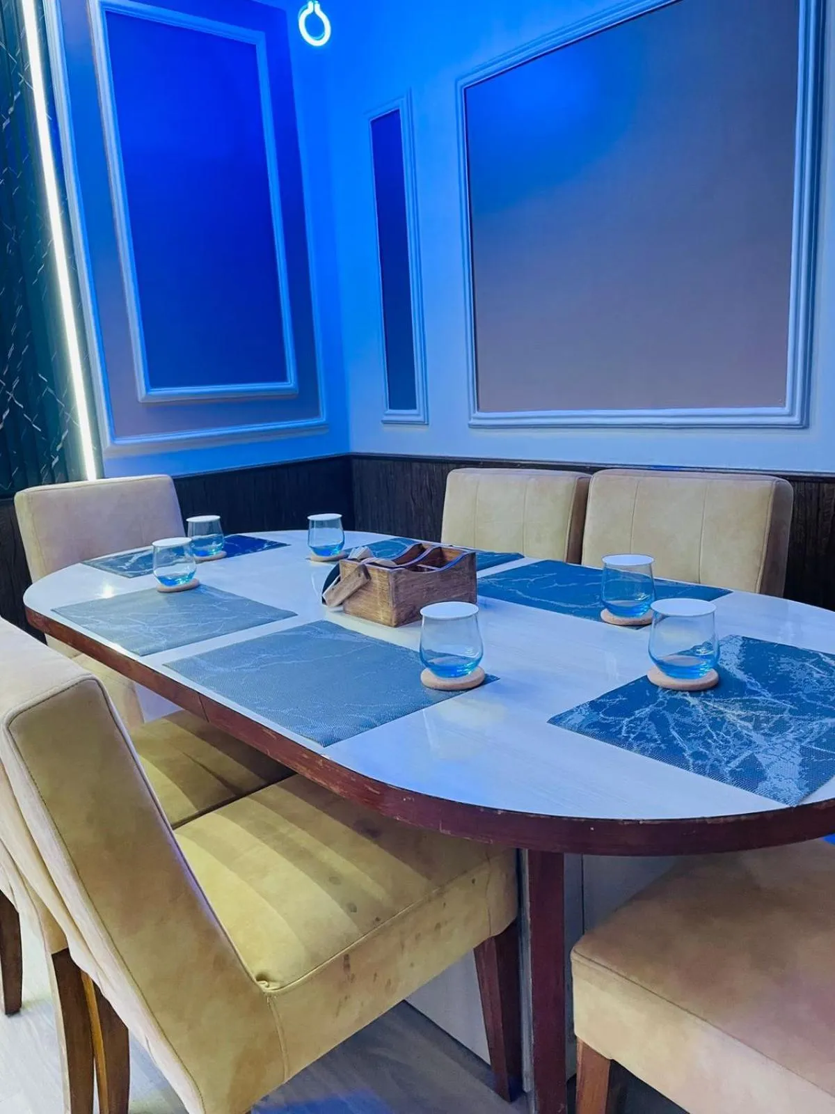 Restaurant/places to eat in THE ROYAL PRESIDENCY INN