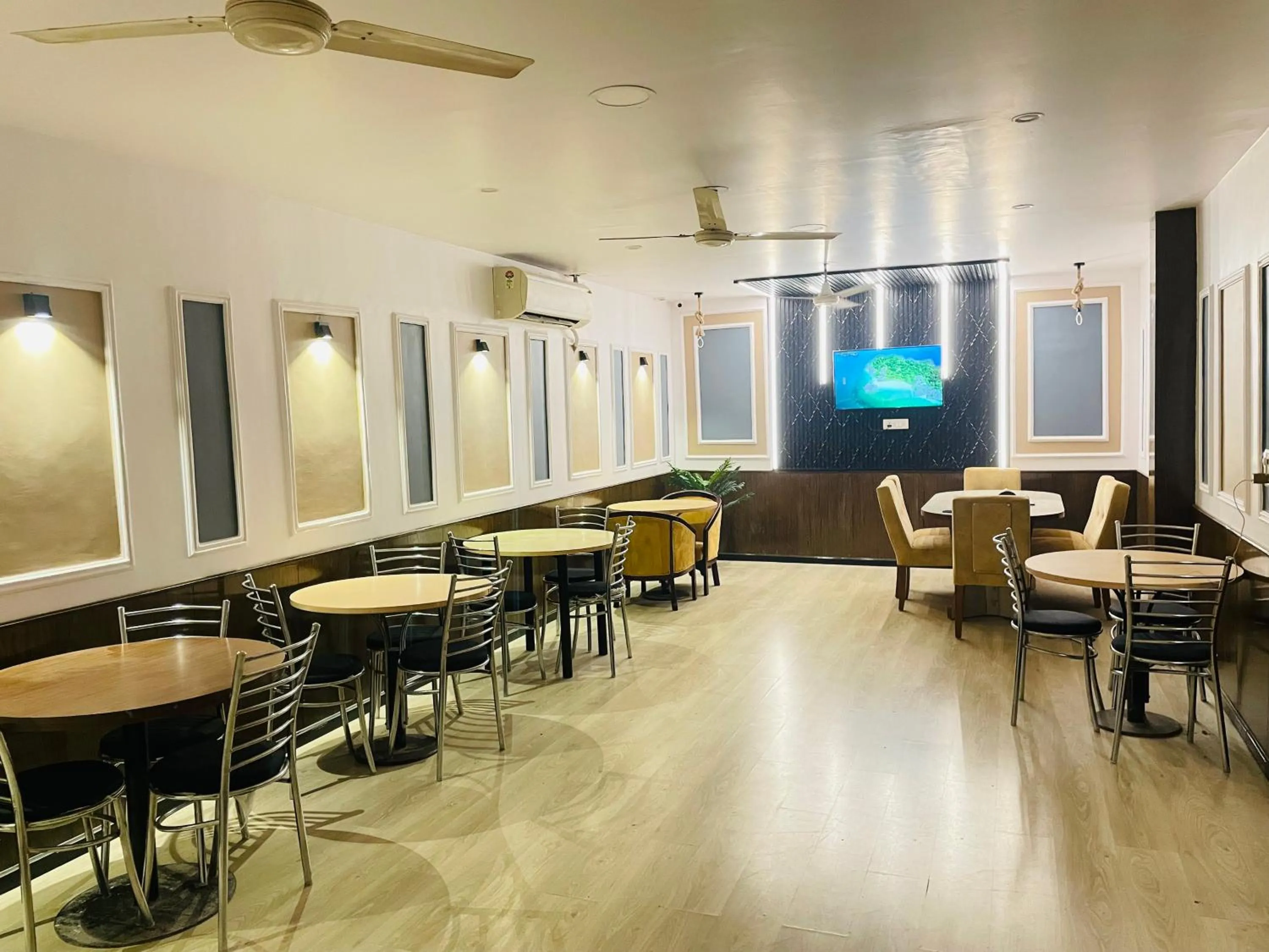 Restaurant/places to eat in THE ROYAL PRESIDENCY INN