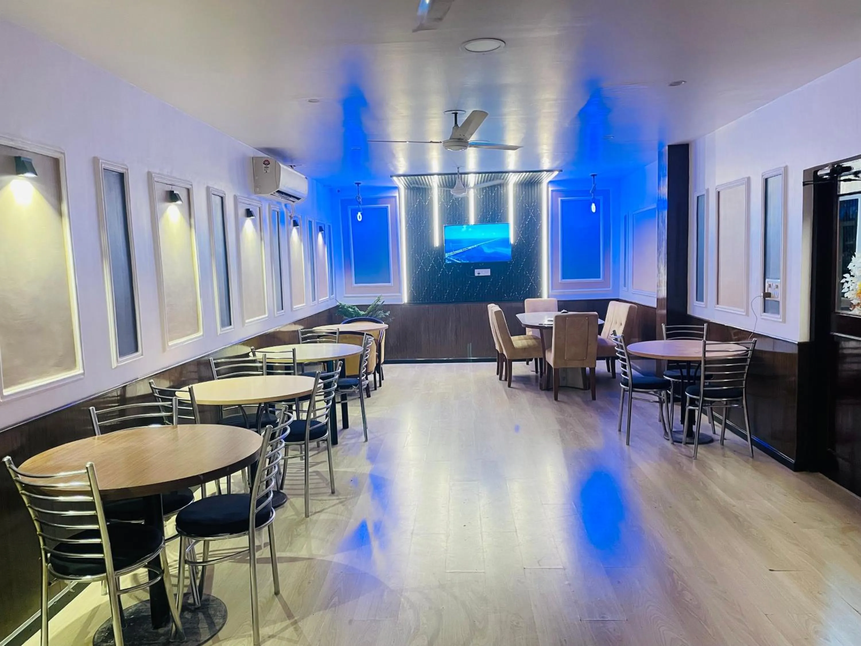 Restaurant/places to eat in THE ROYAL PRESIDENCY INN