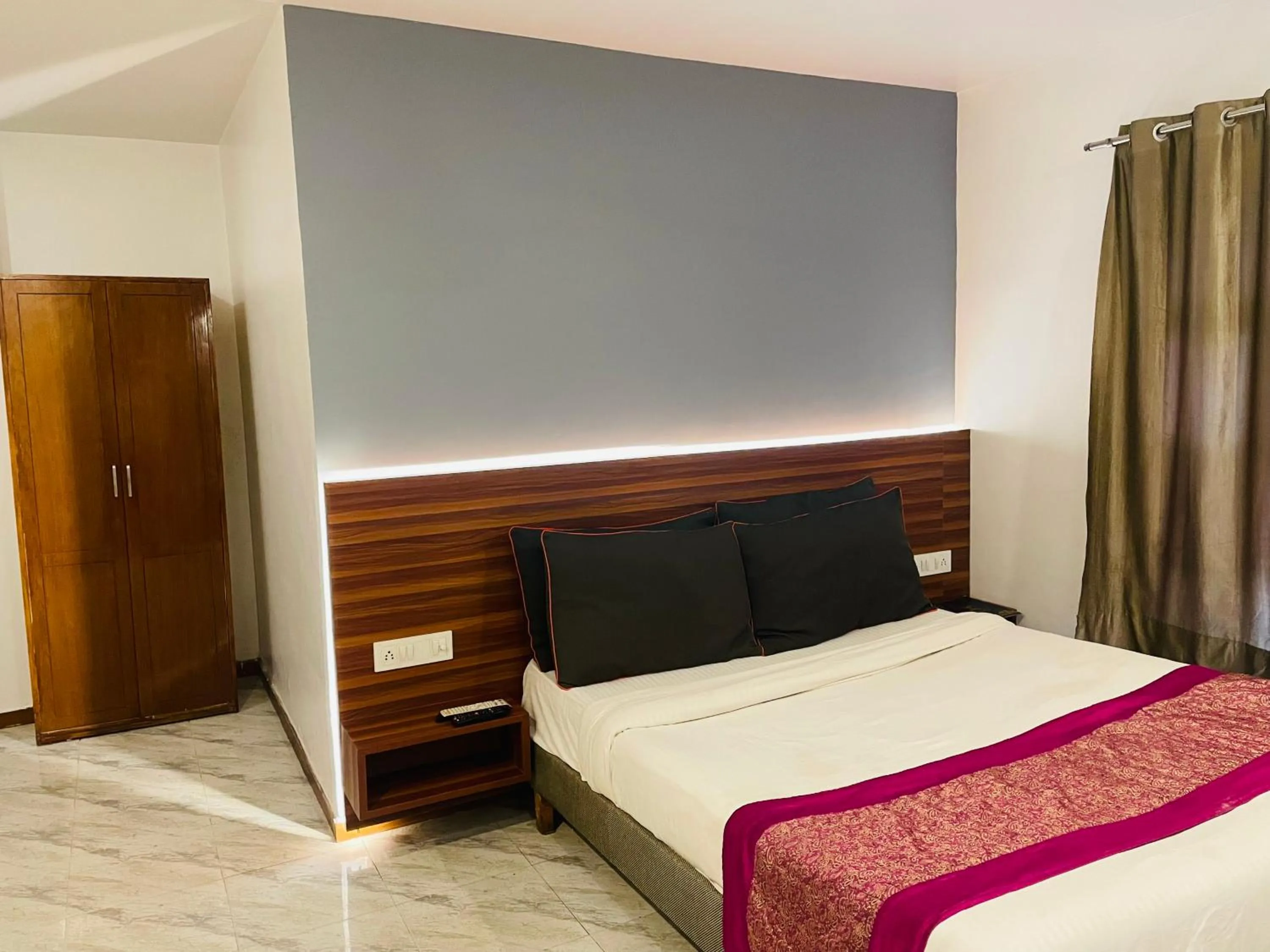 THE ROYAL PRESIDENCY INN