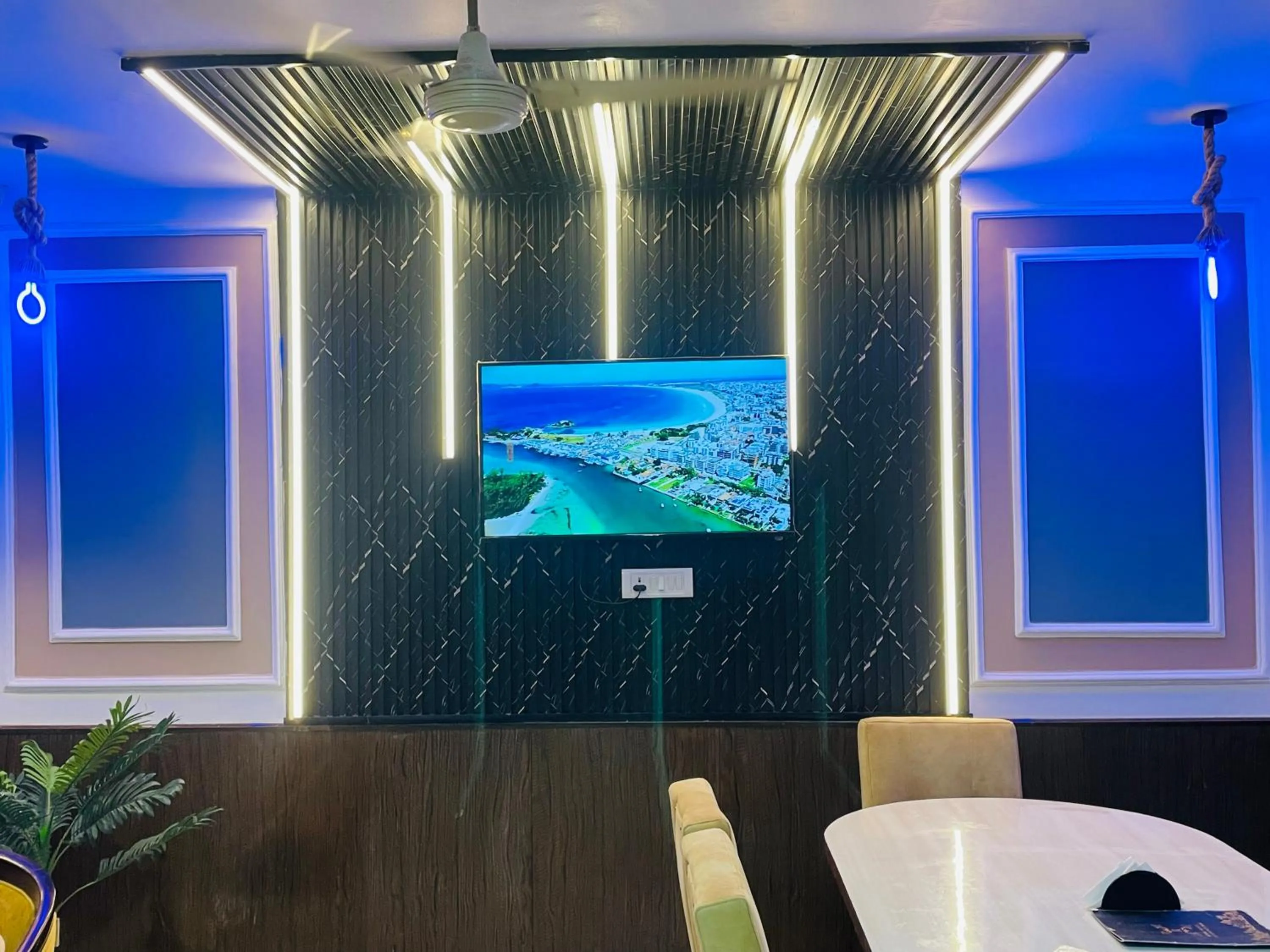 Restaurant/places to eat in THE ROYAL PRESIDENCY INN