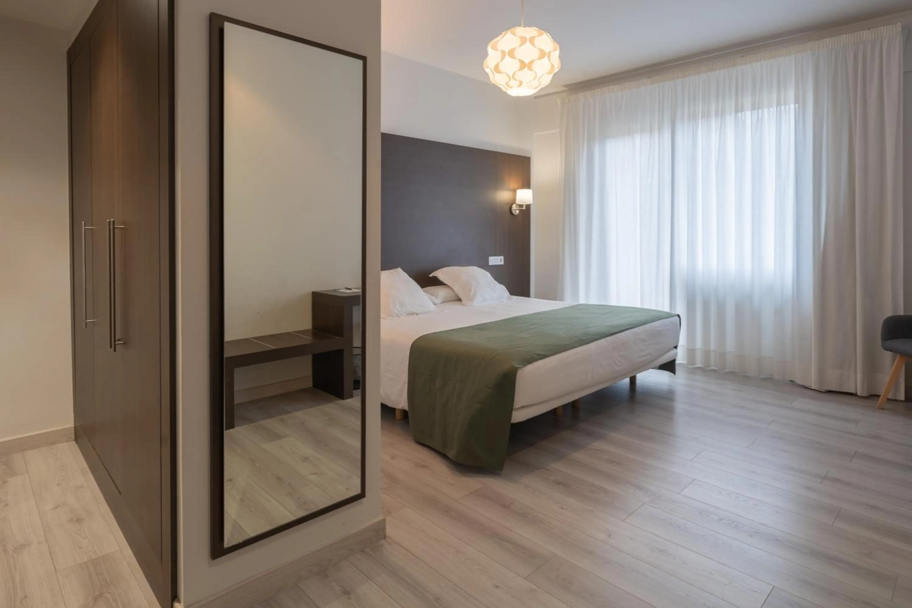 Bedroom, Bed in Hotel Mendez Nuñez