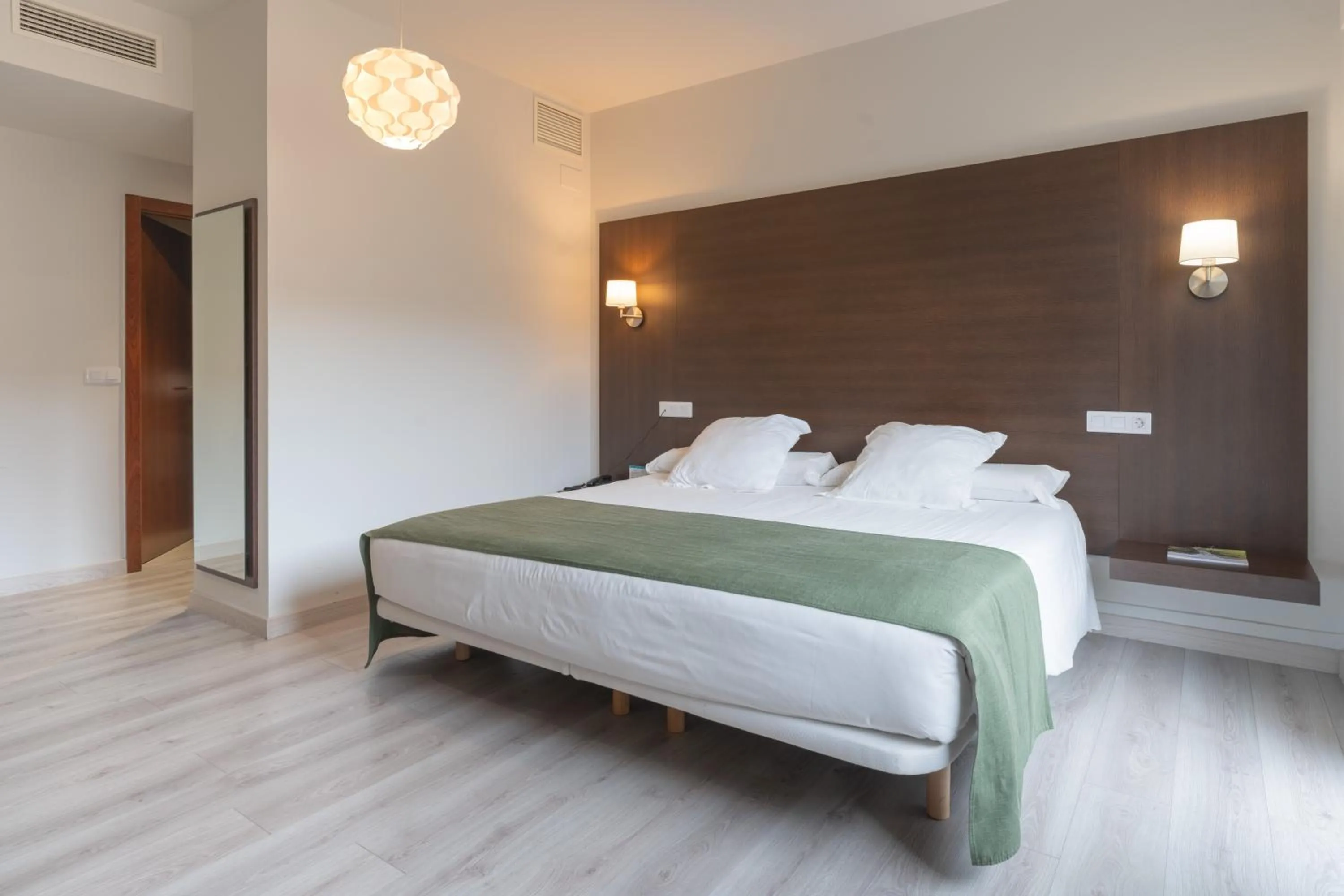 Bedroom, Bed in Hotel Mendez Nuñez