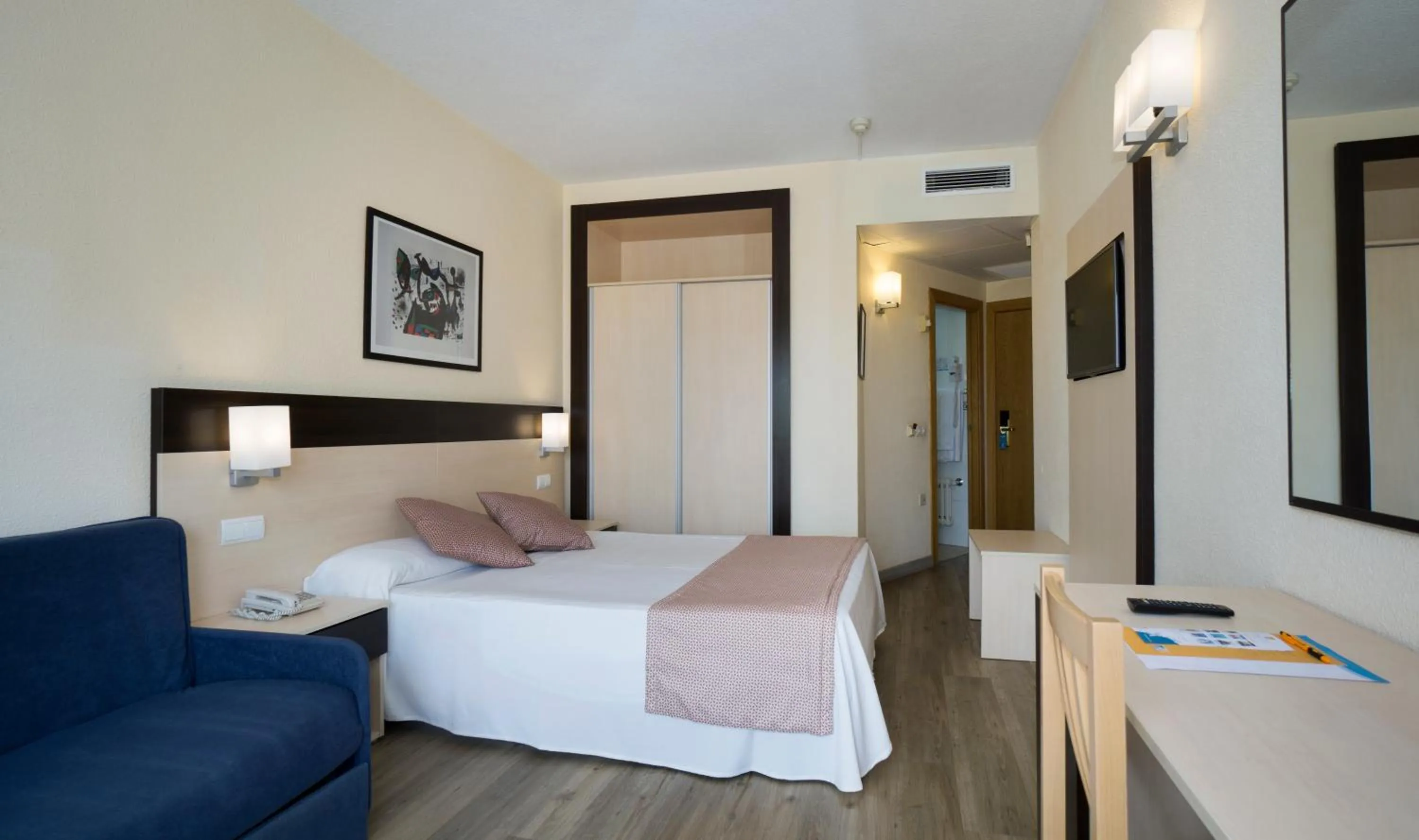 Photo of the whole room, Bed in Sandos Griego