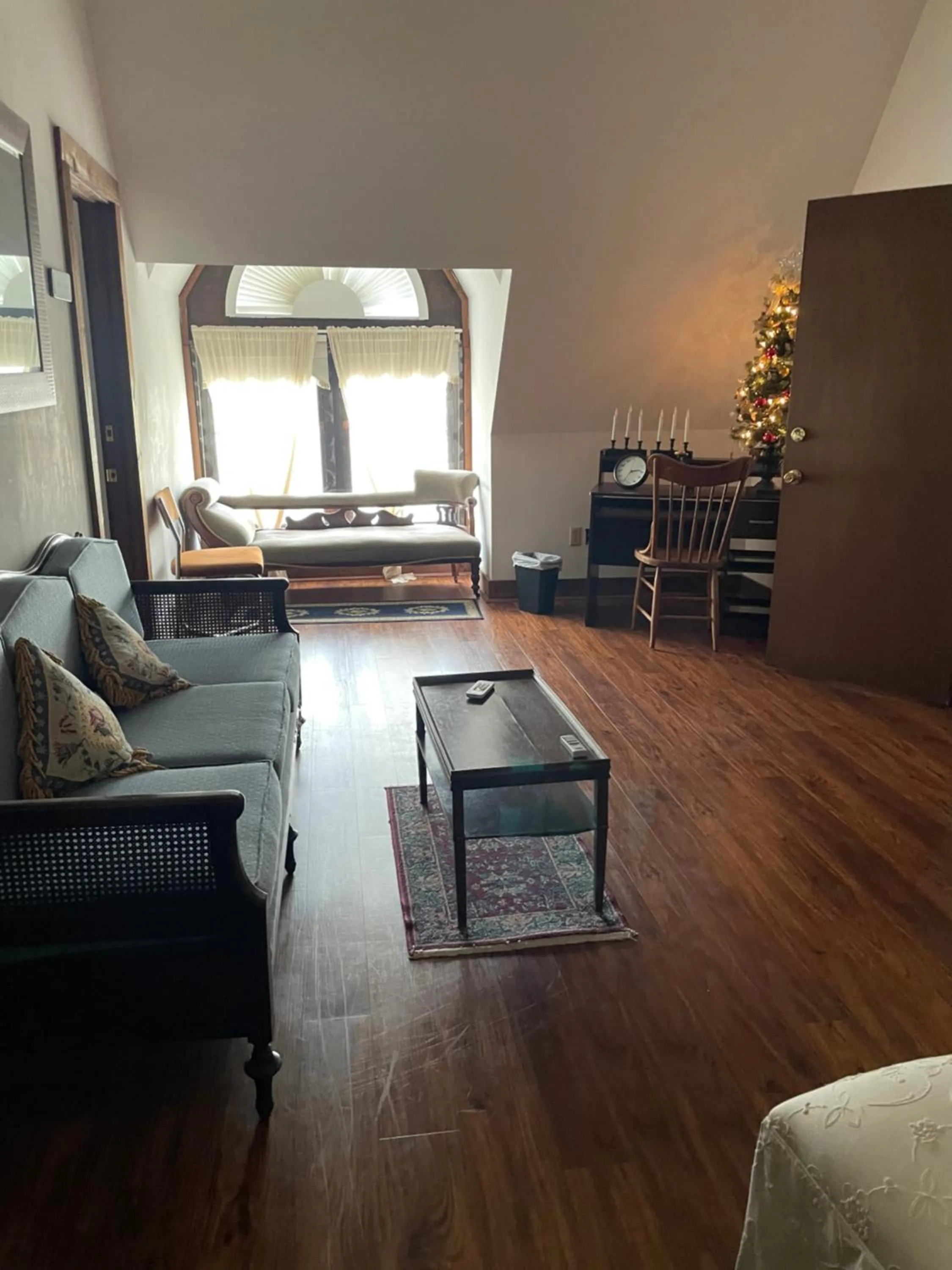 Living room in Grand Gables Inn