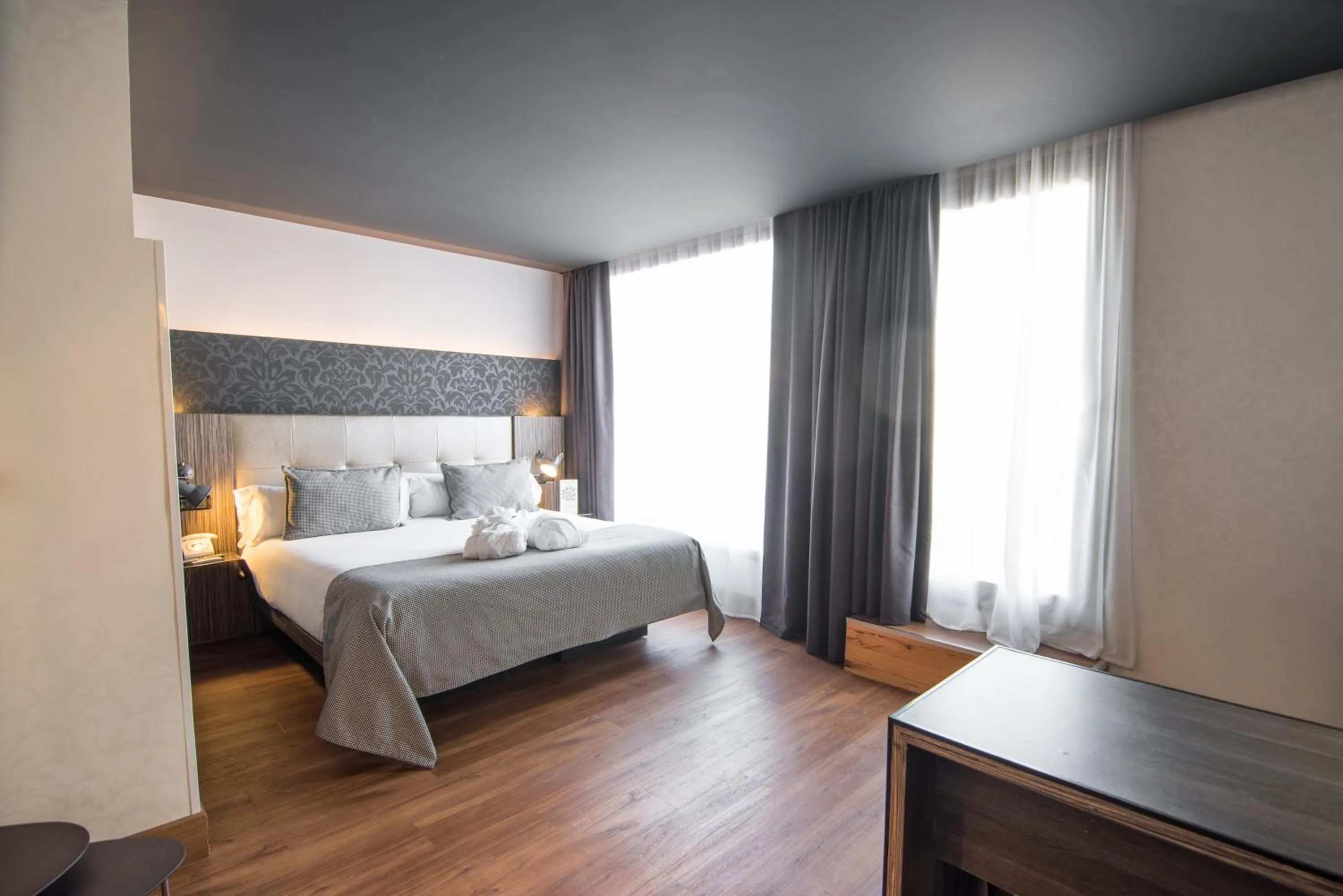 Bedroom, Bed in Petit Palace Museum