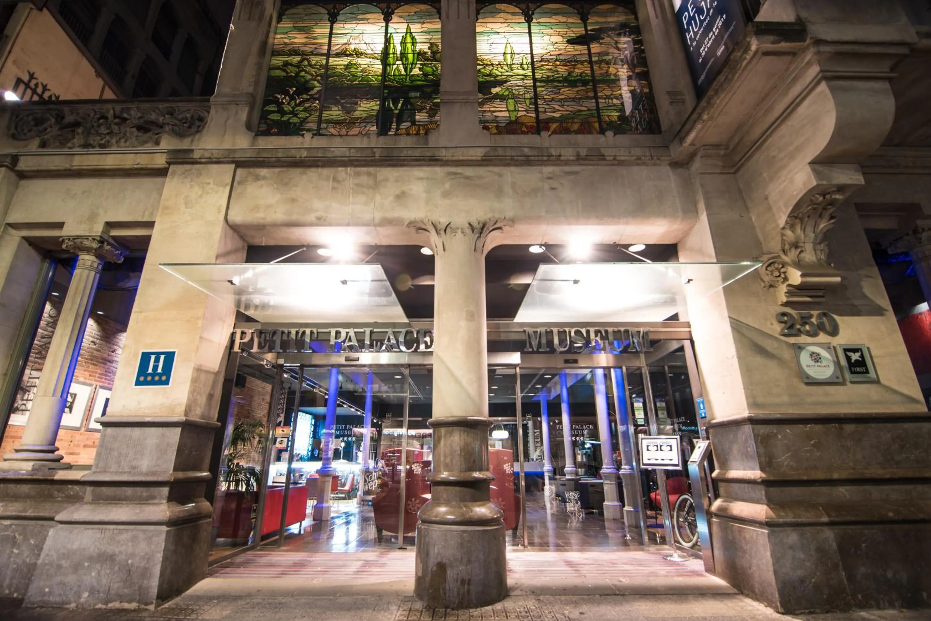 Facade/entrance in Petit Palace Museum