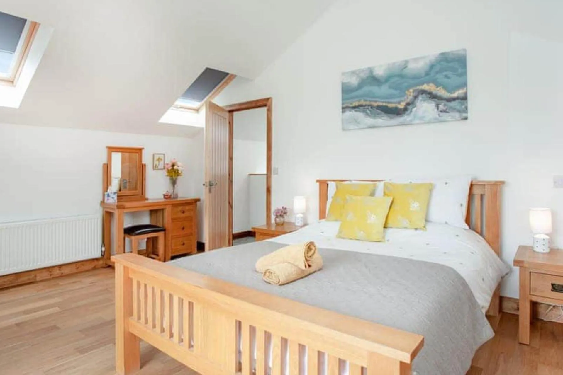 Bed in 2 Bed Cottage - Hot Tub Garden Parking