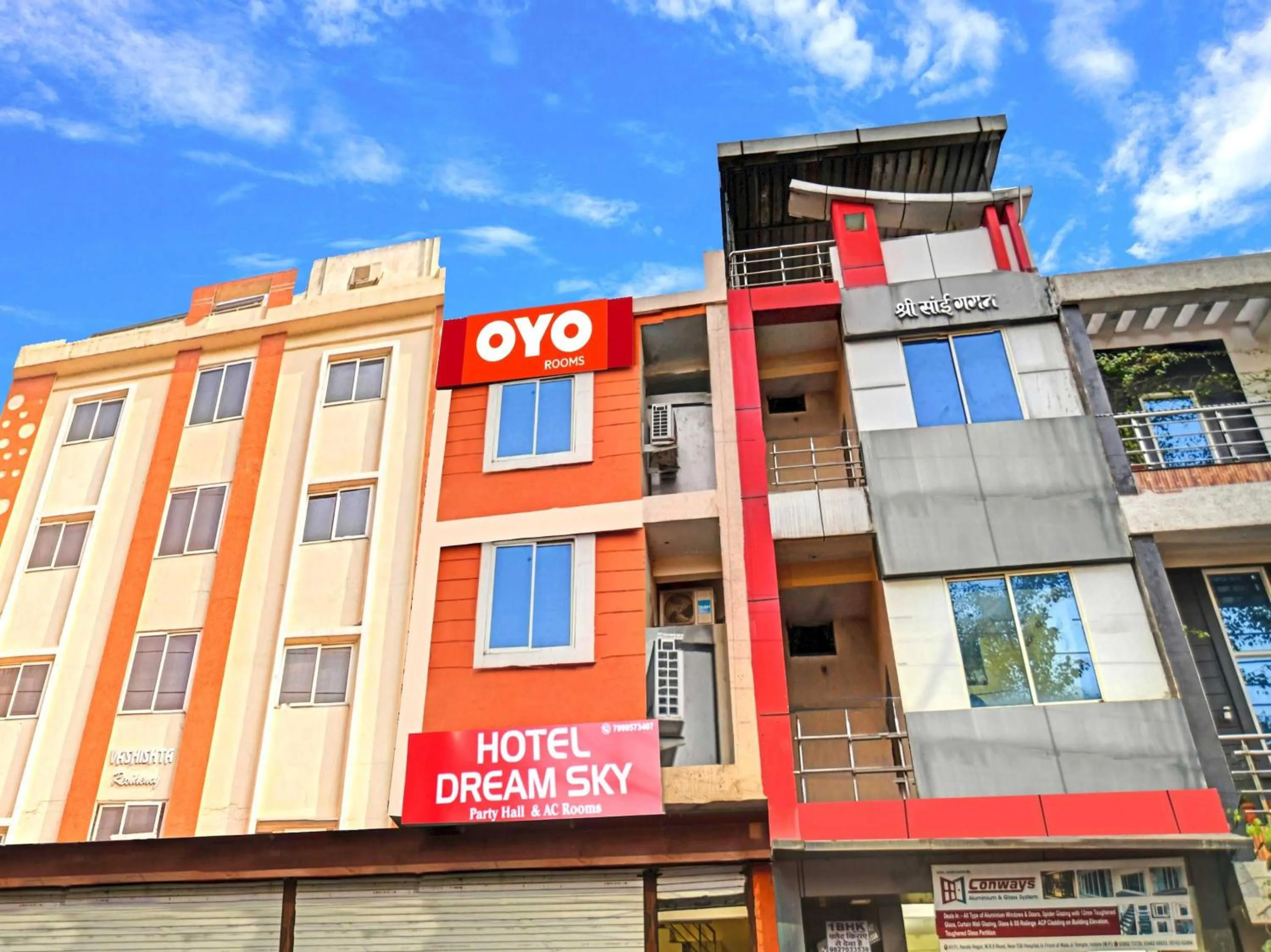 Facade/entrance in Hotel O Honey Palace In