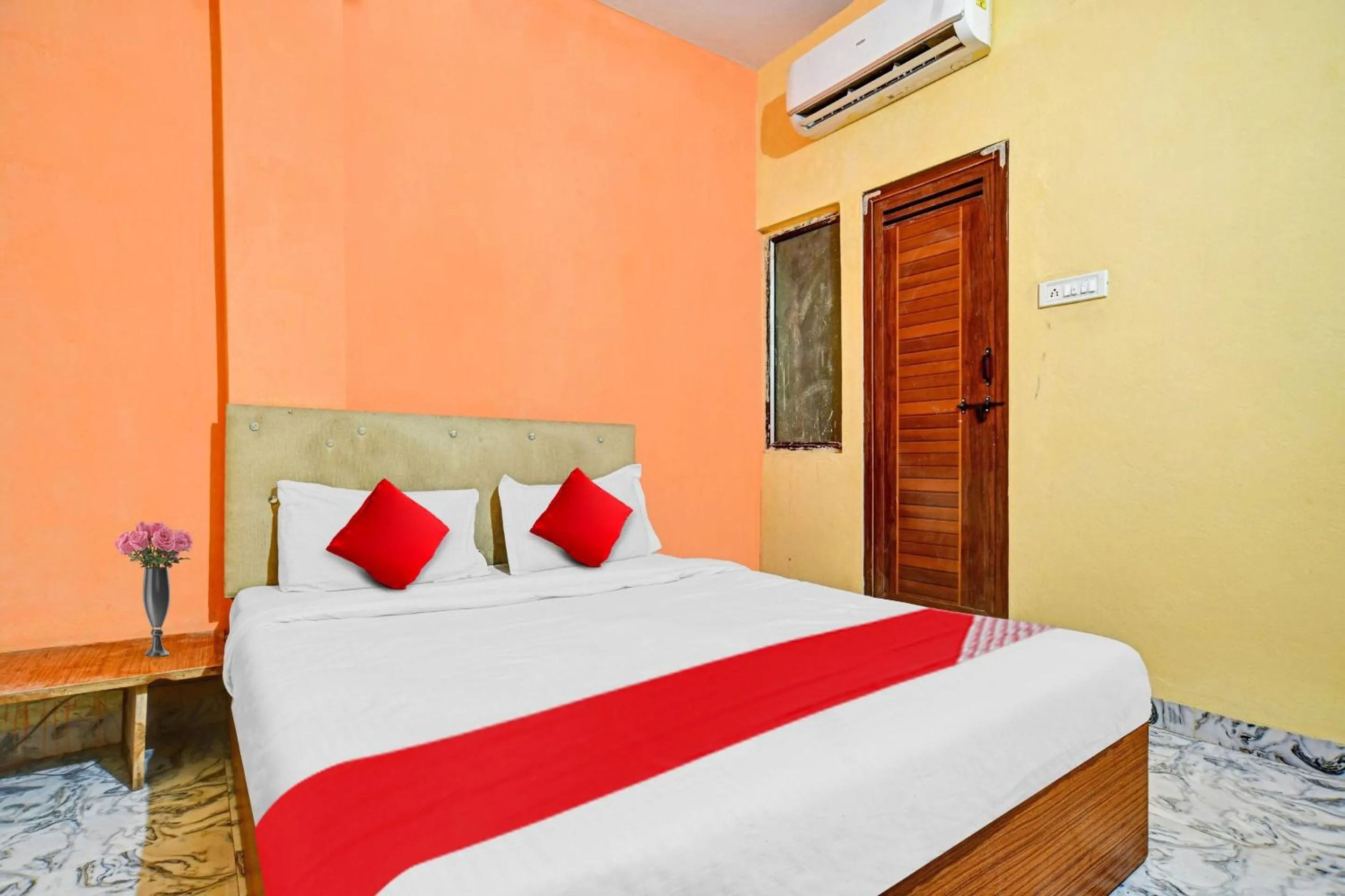 Bedroom, Bed in Hotel O Honey Palace In