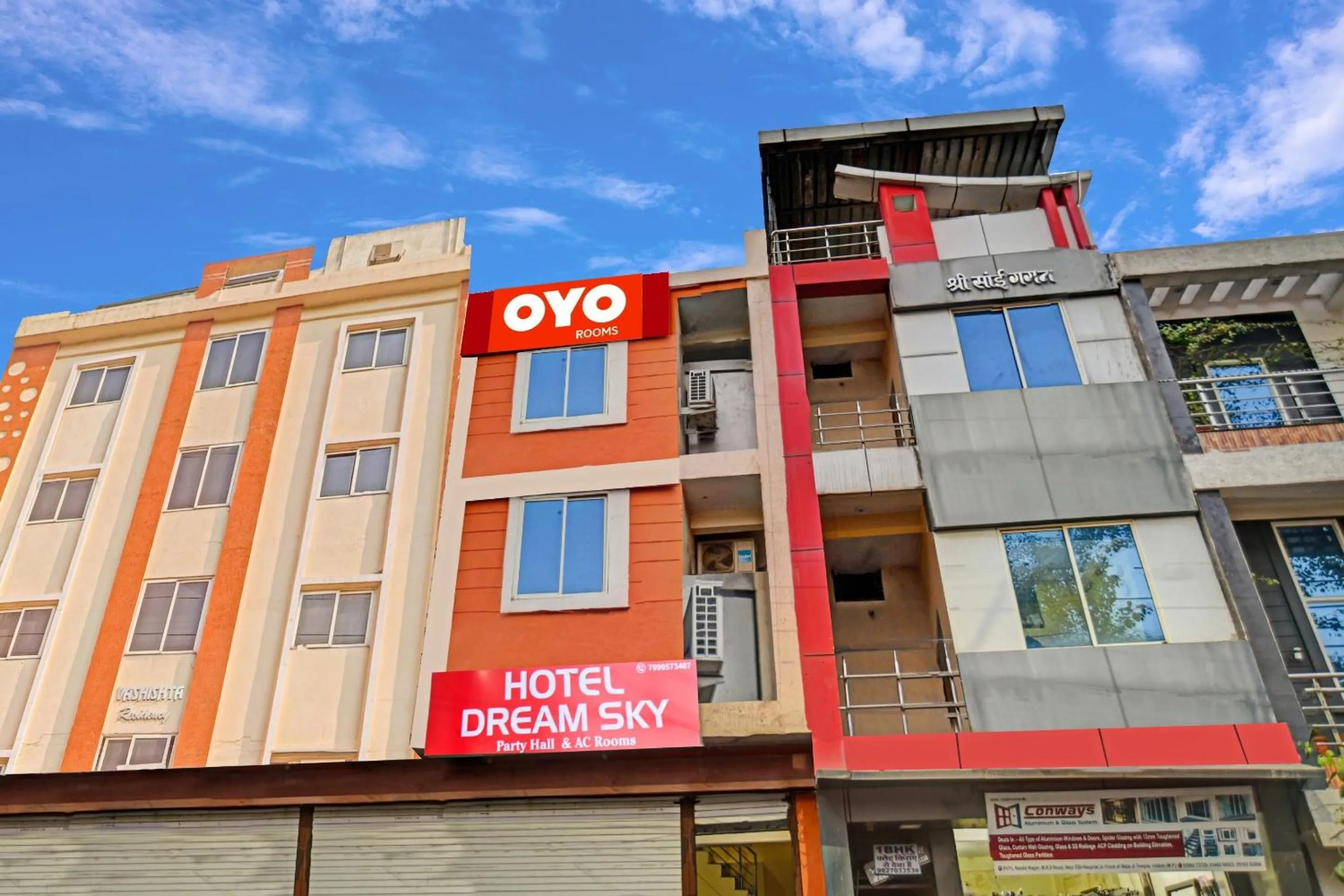 Facade/entrance in Hotel O Honey Palace In
