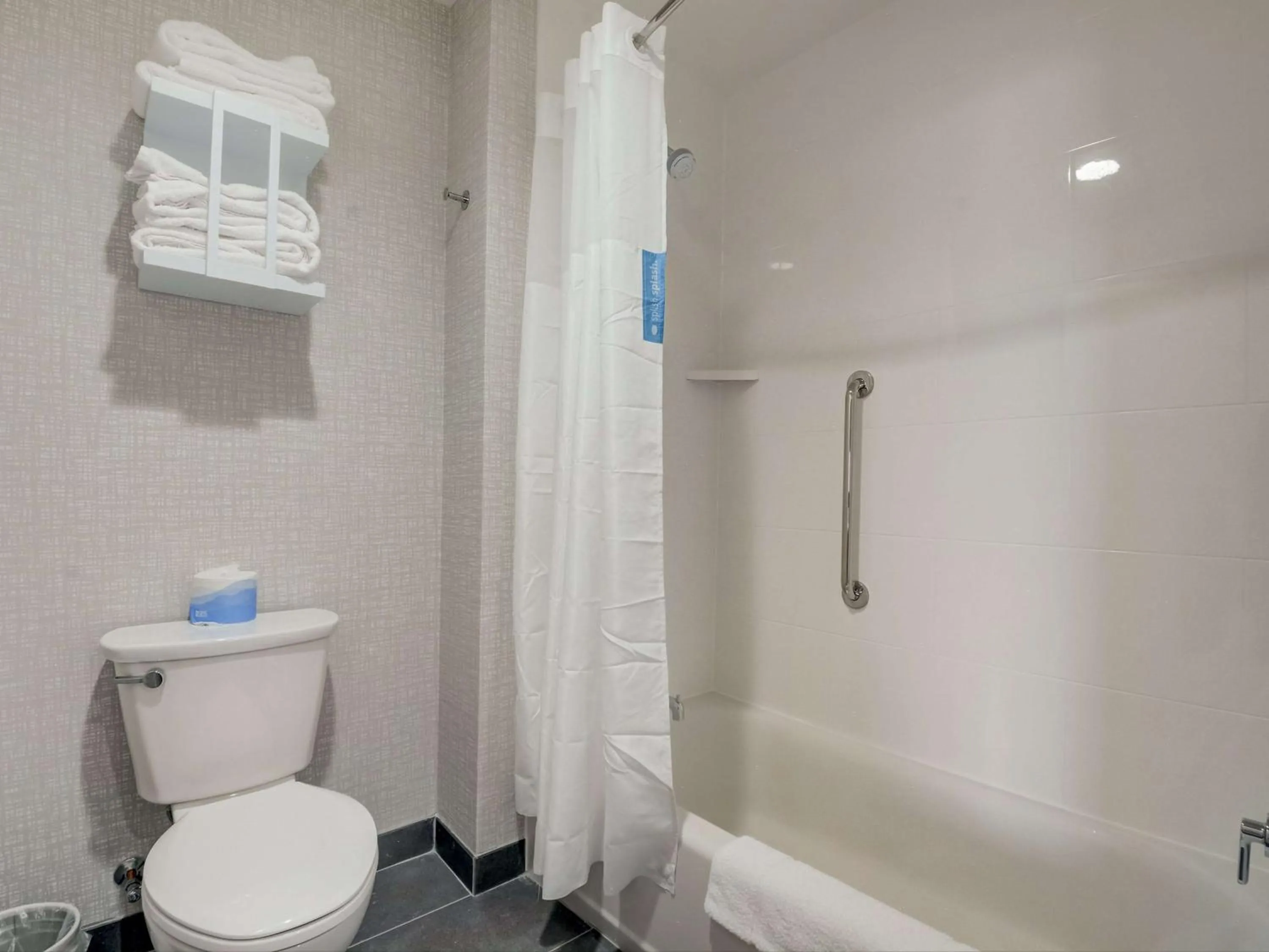 Bathroom in Hampton Inn & Suites Williamstown Ark Encounter, Ky