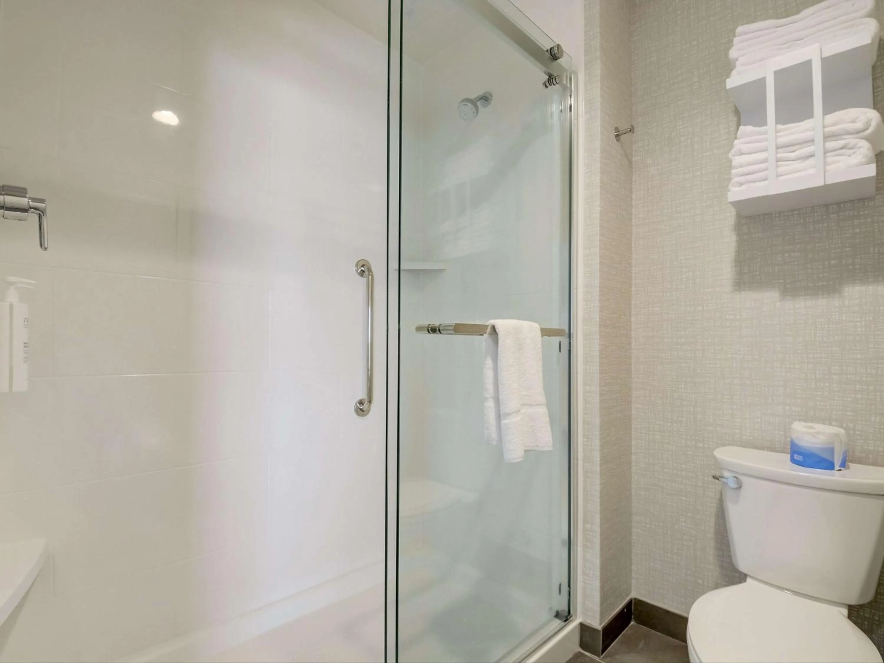 Bathroom in Hampton Inn & Suites Williamstown Ark Encounter, Ky