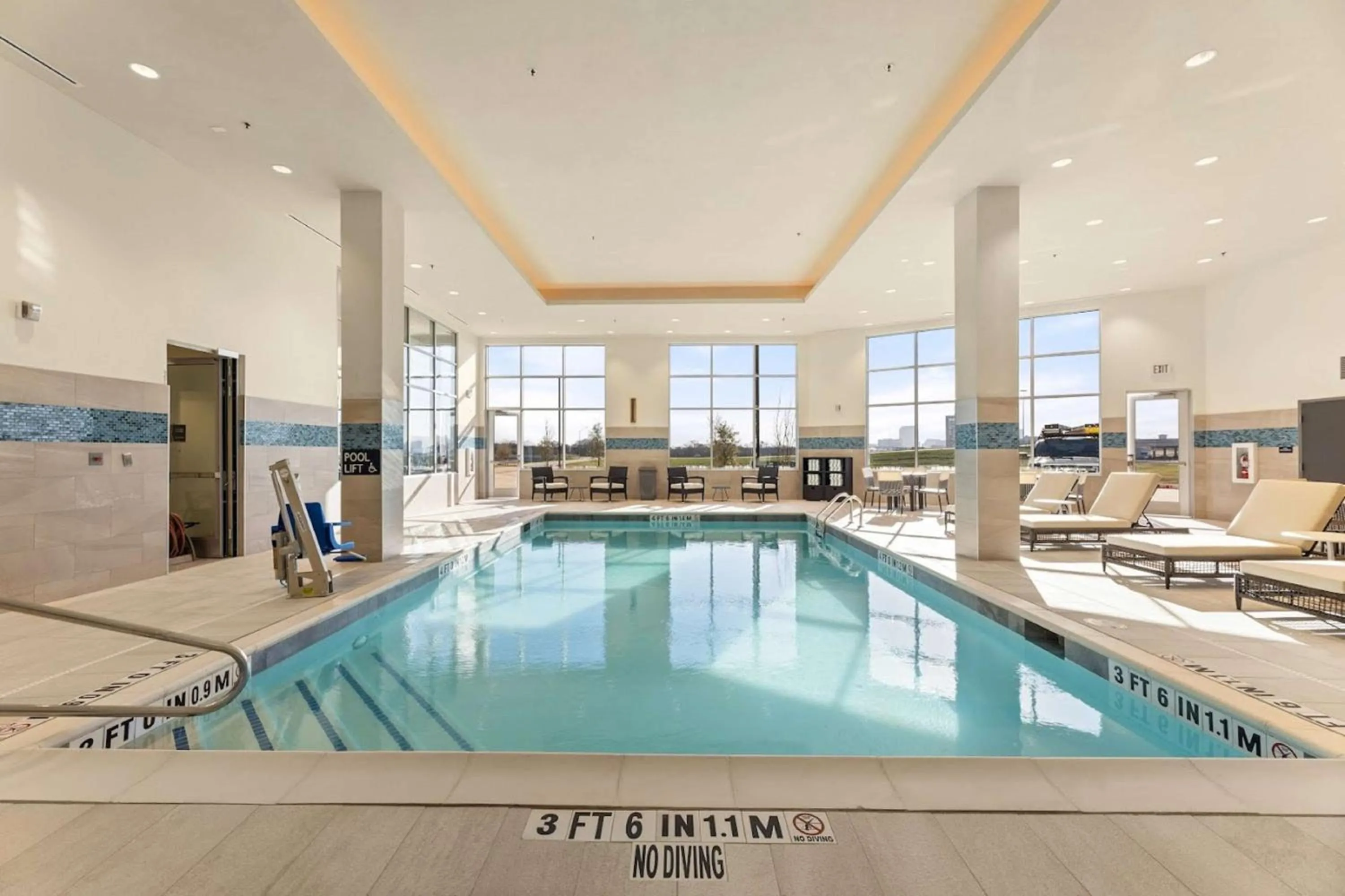 Swimming pool in Embassy Suites By Hilton Irving Las Colinas