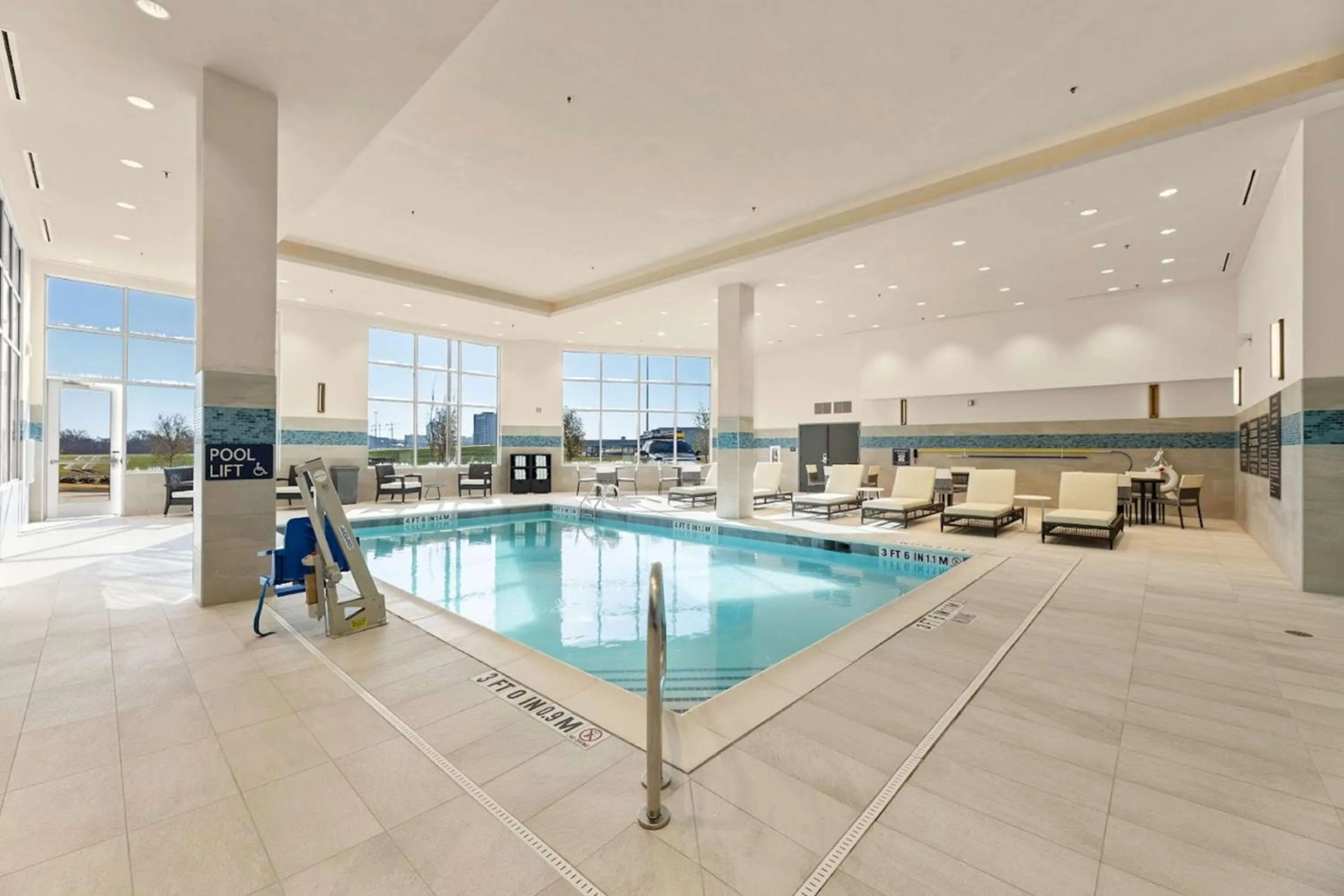 Swimming pool in Embassy Suites By Hilton Irving Las Colinas