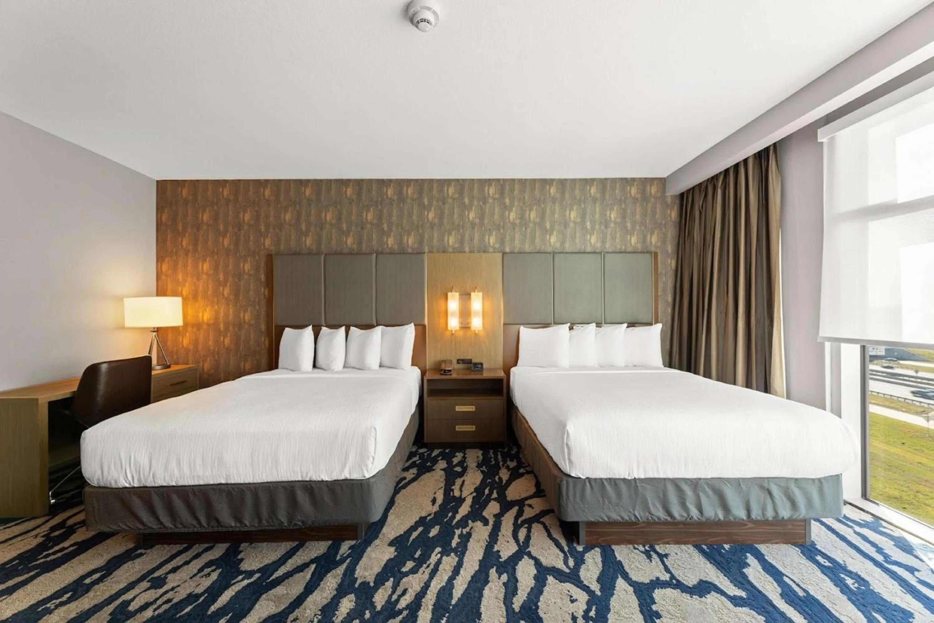 Bed in Embassy Suites By Hilton Irving Las Colinas