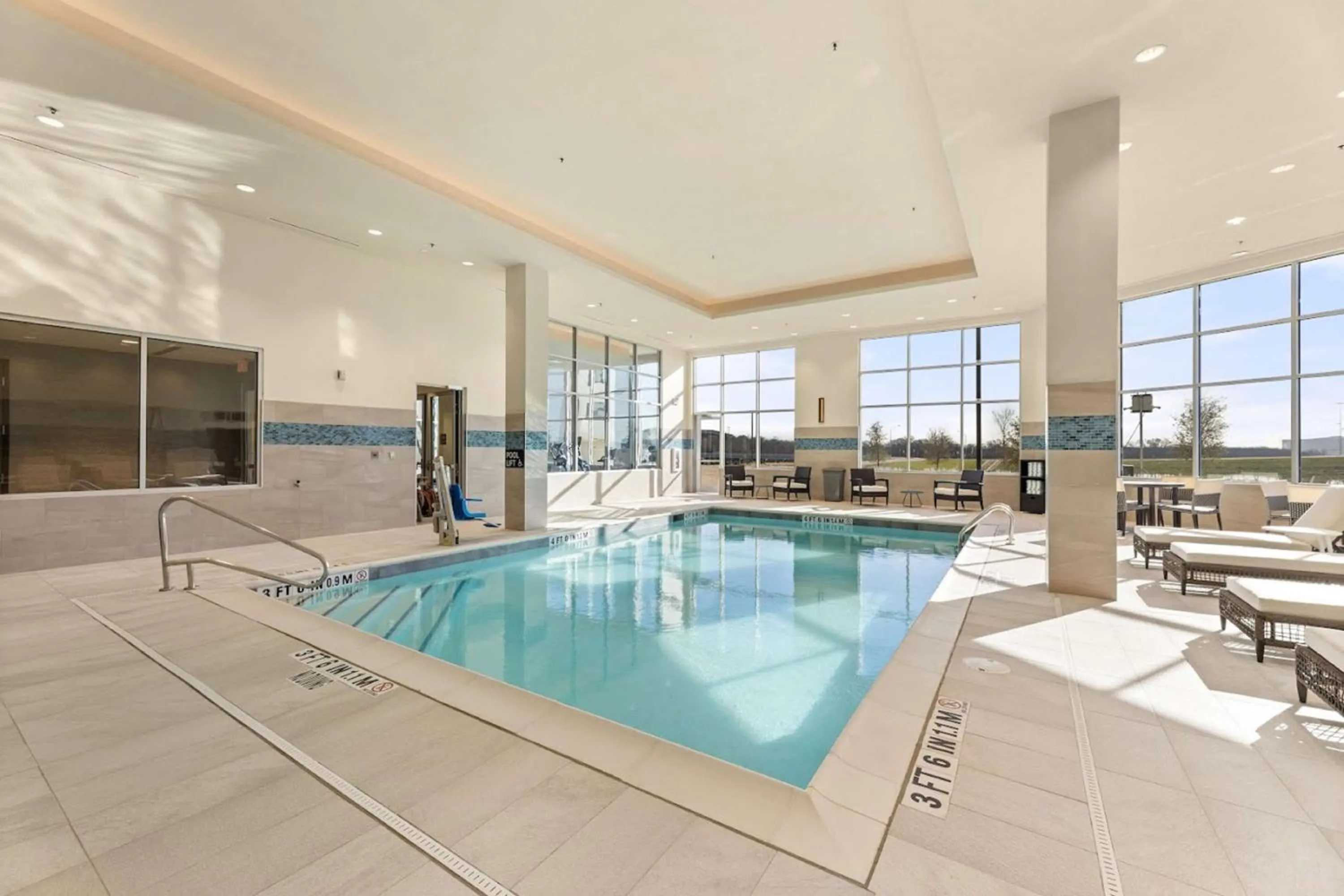 Swimming pool in Embassy Suites By Hilton Irving Las Colinas