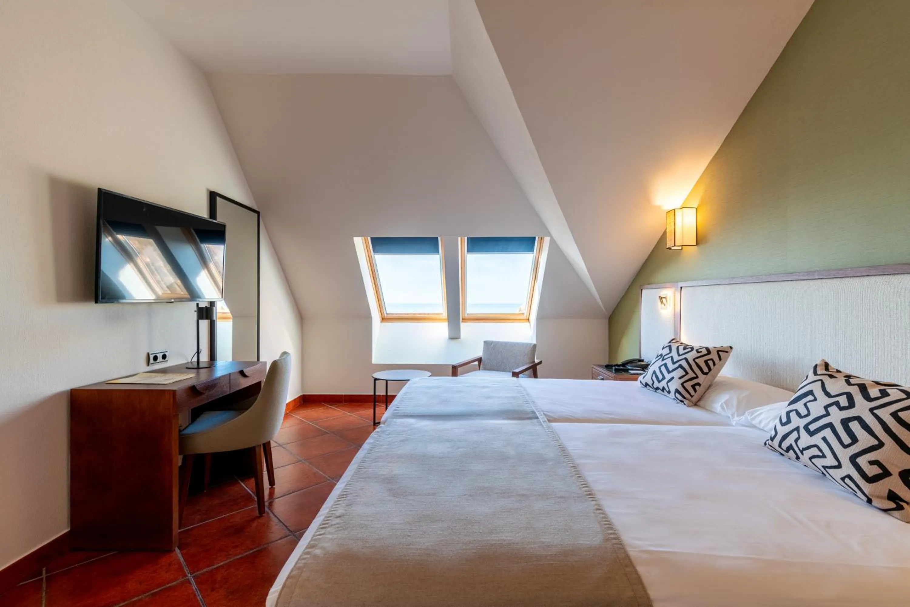 TV and multimedia, Bed in Puerto Antilla Grand Hotel